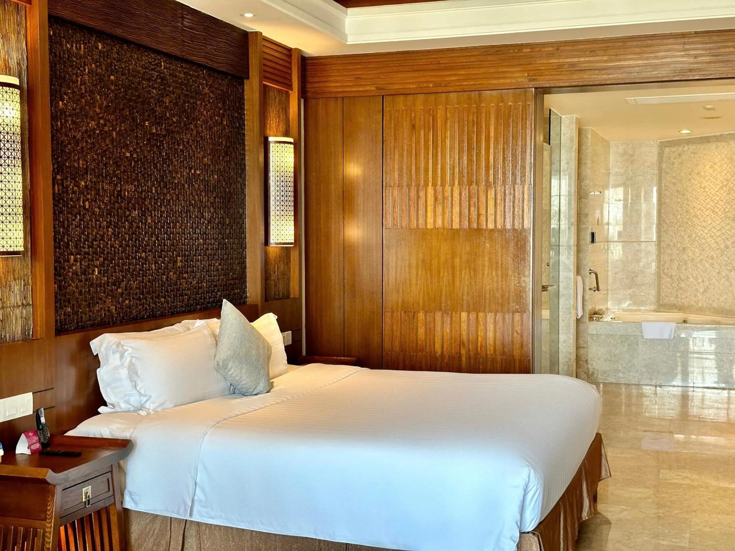 Bed in Crowne Plaza Danang Hotel & Resort