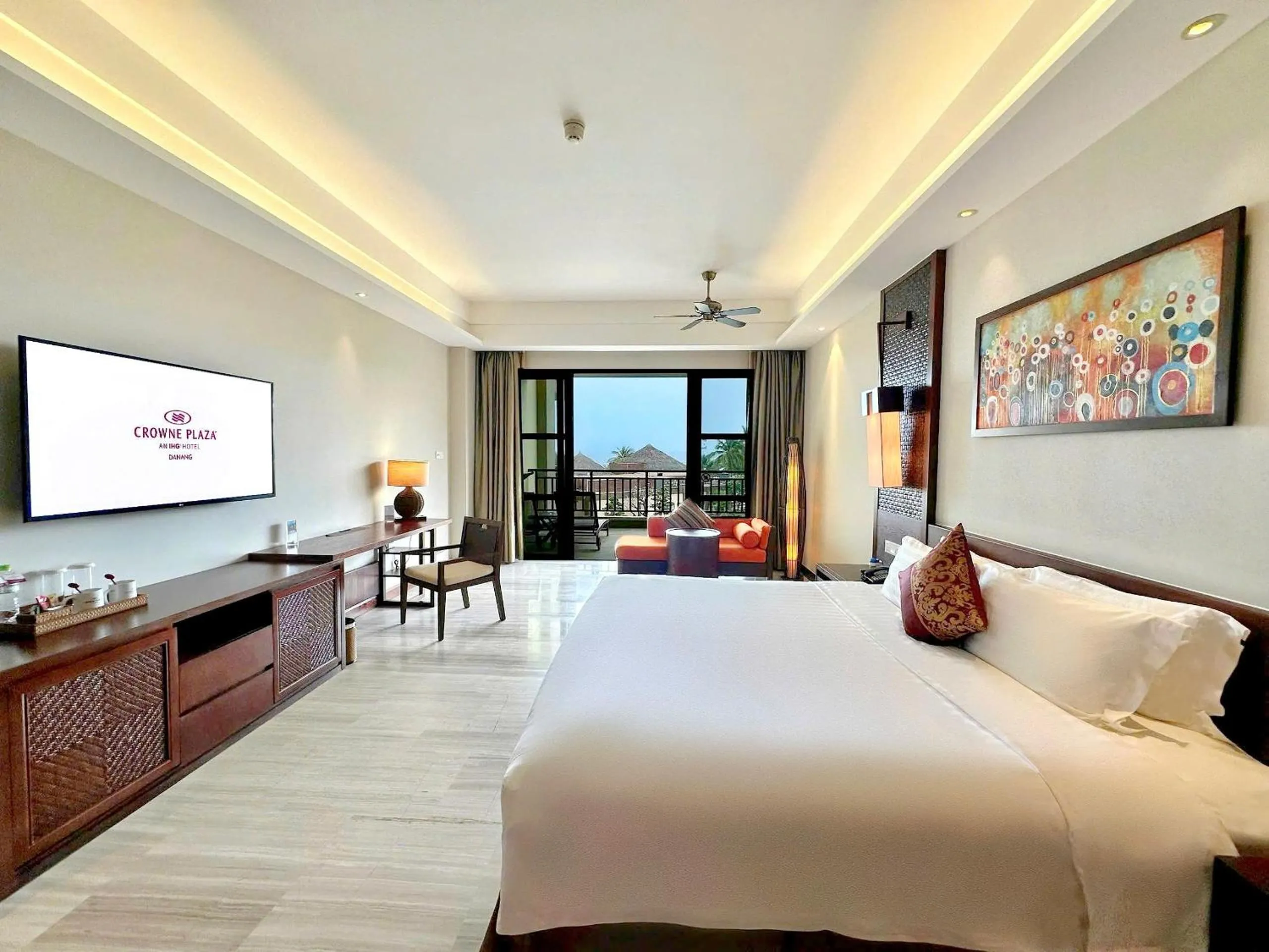 Photo of the whole room, Bed in Crowne Plaza Danang Hotel & Resort