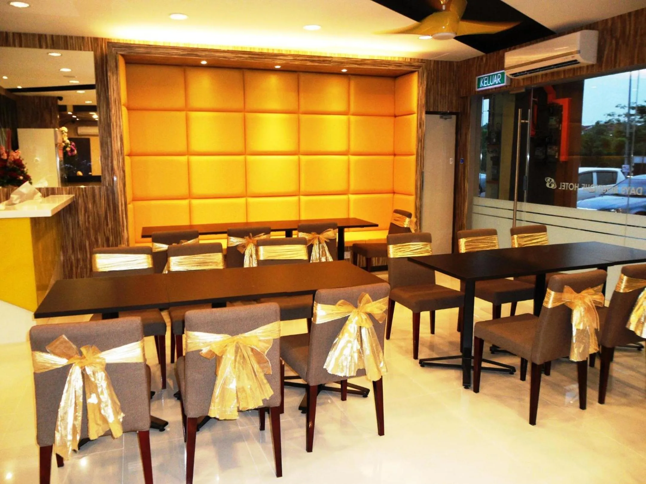 Lounge or bar in Eight Days Boutique Hotel - Mount Austin