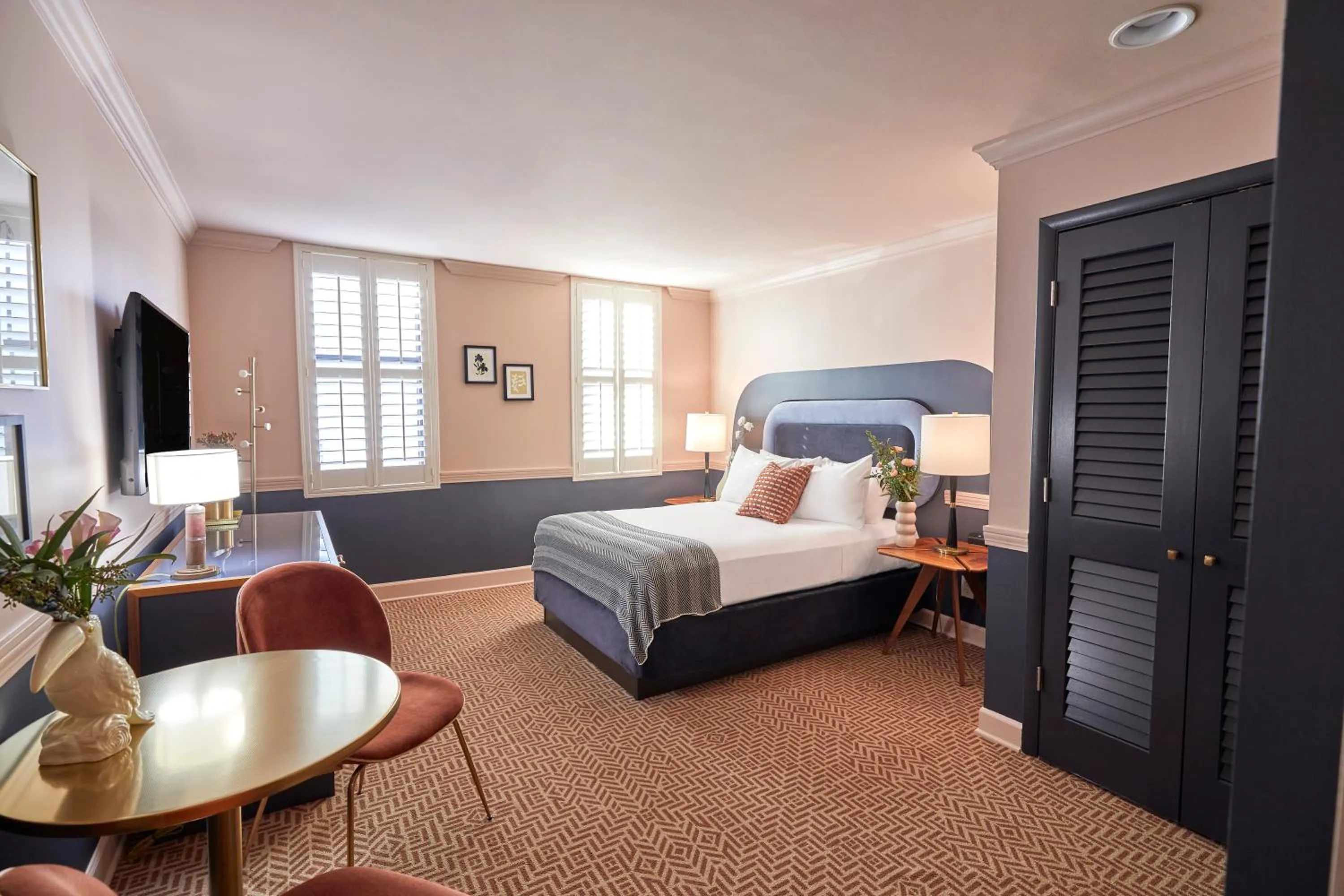 Photo of the whole room, Bed in The Oliver Hotel Knoxville, by Oliver