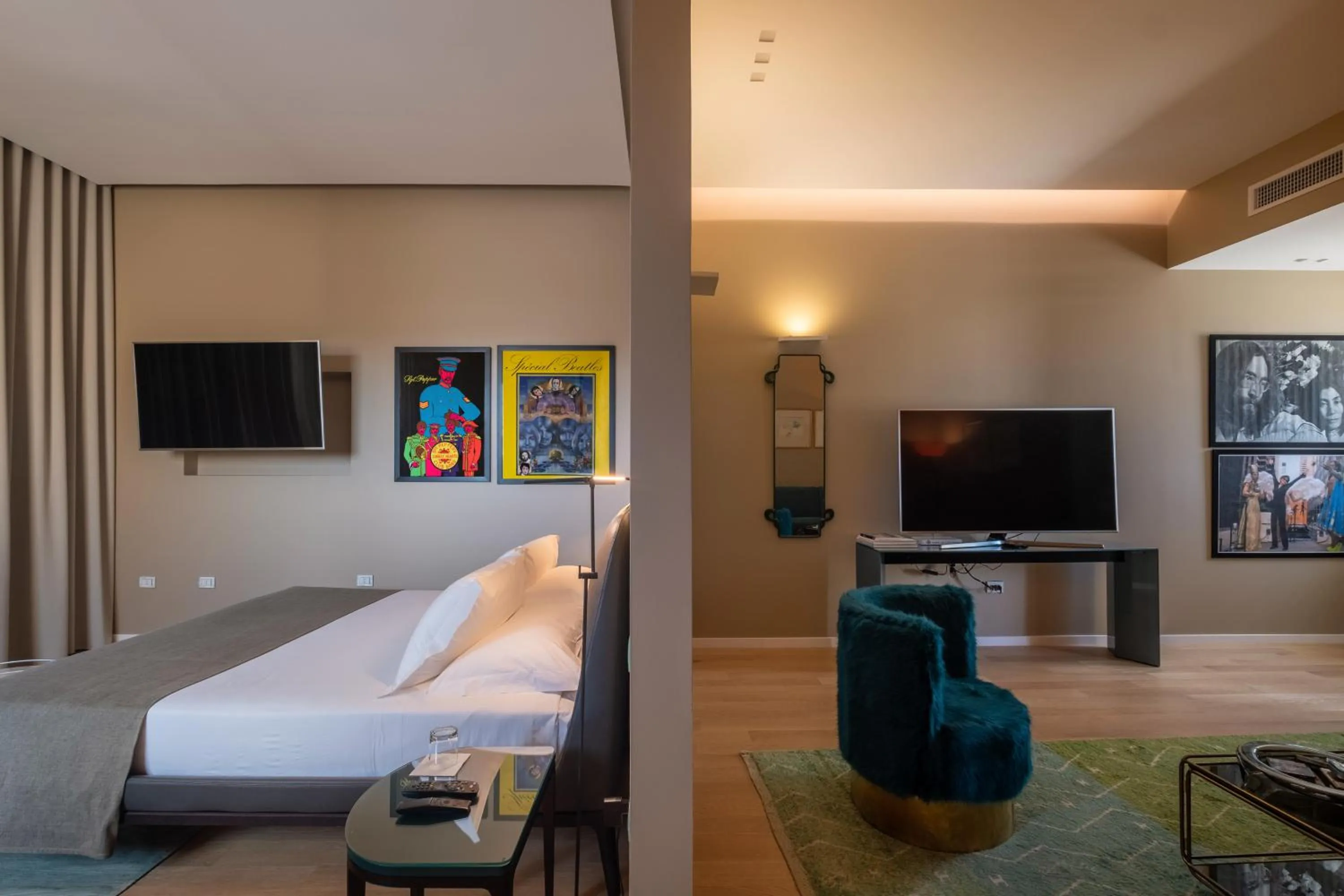 Communal lounge/ TV room, Bed in La Fiermontina Palazzo Bozzi Corso Hotel