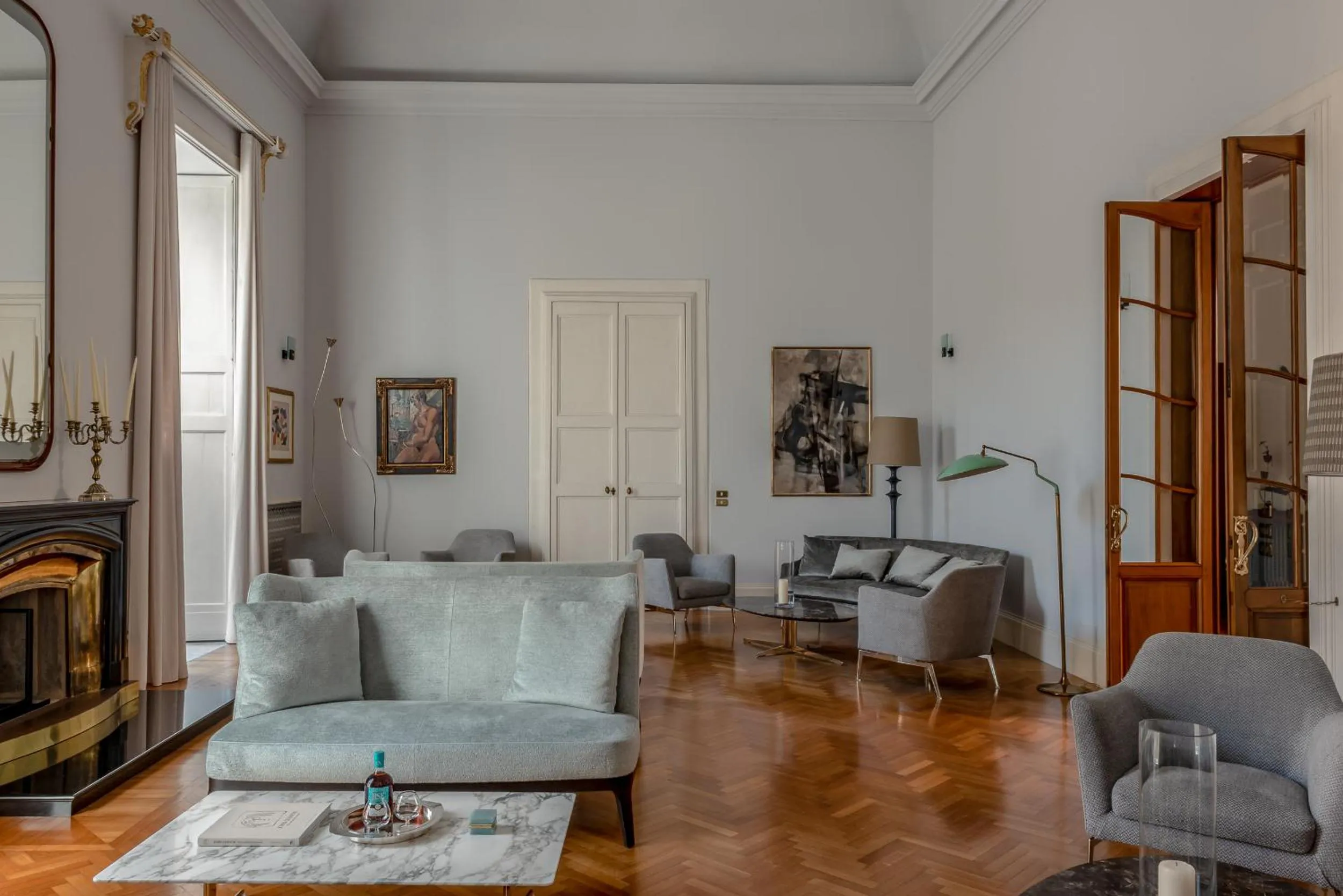 Communal lounge/ TV room in La Fiermontina Palazzo Bozzi Corso Hotel