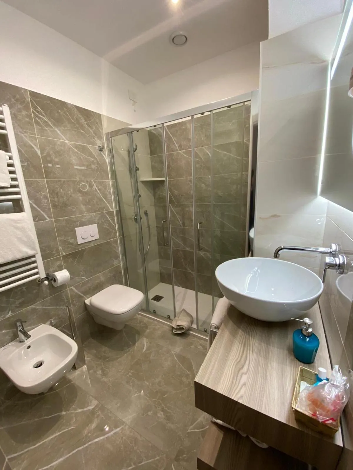 Shower in Hotel Victoria