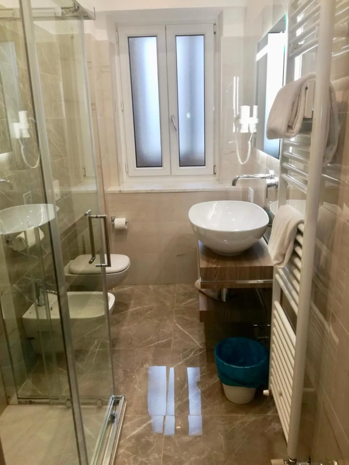 Shower in Hotel Victoria