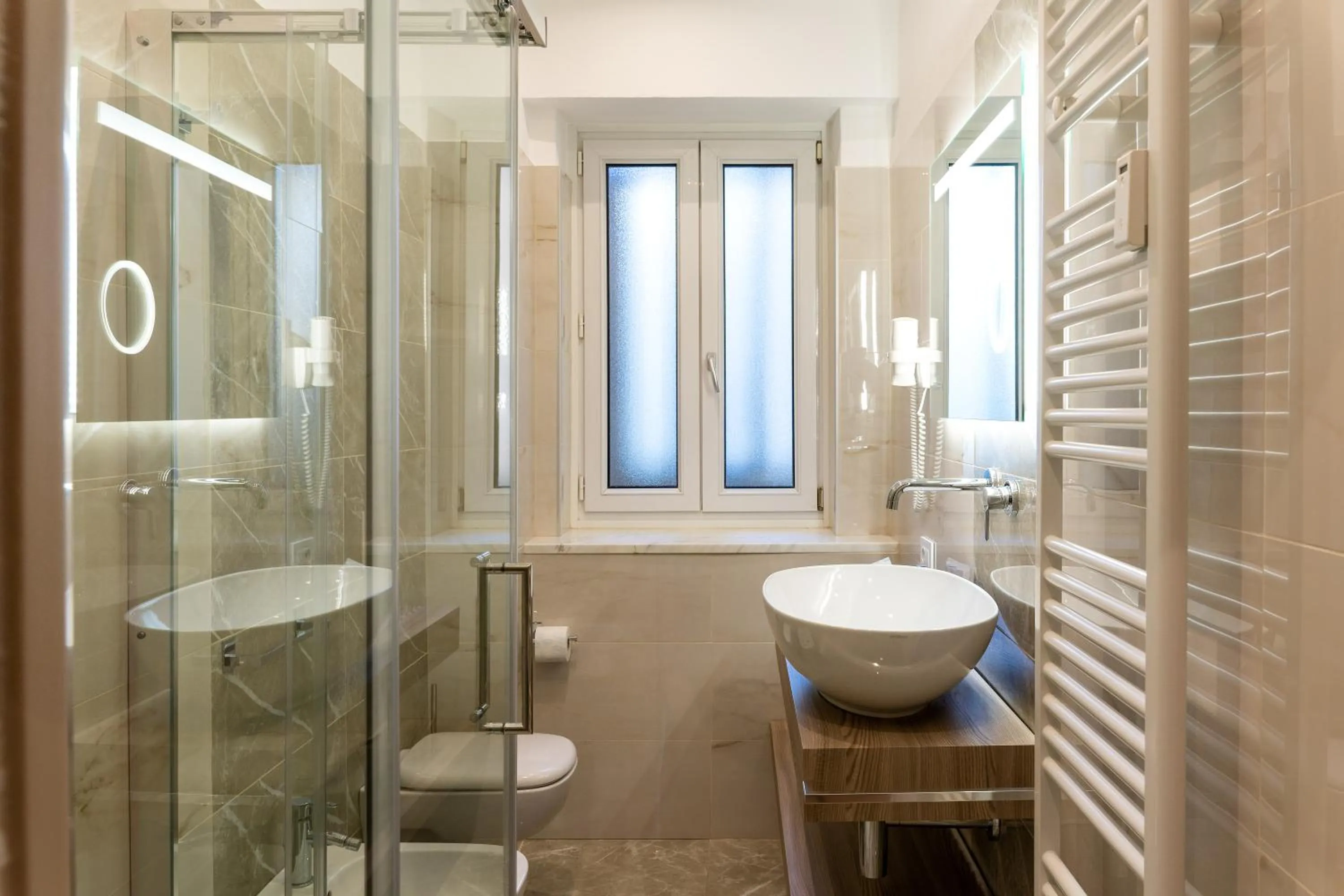 Shower in Hotel Victoria