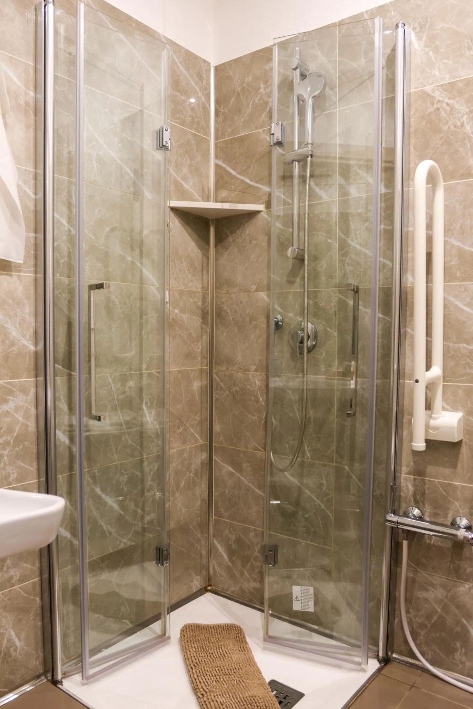 Shower in Hotel Victoria