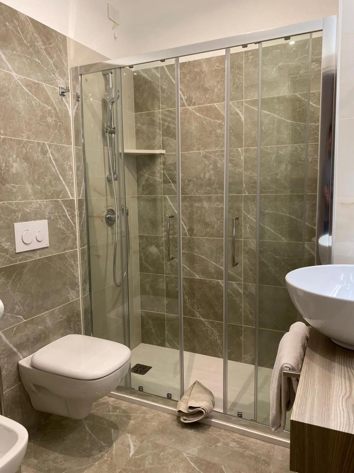 Shower in Hotel Victoria