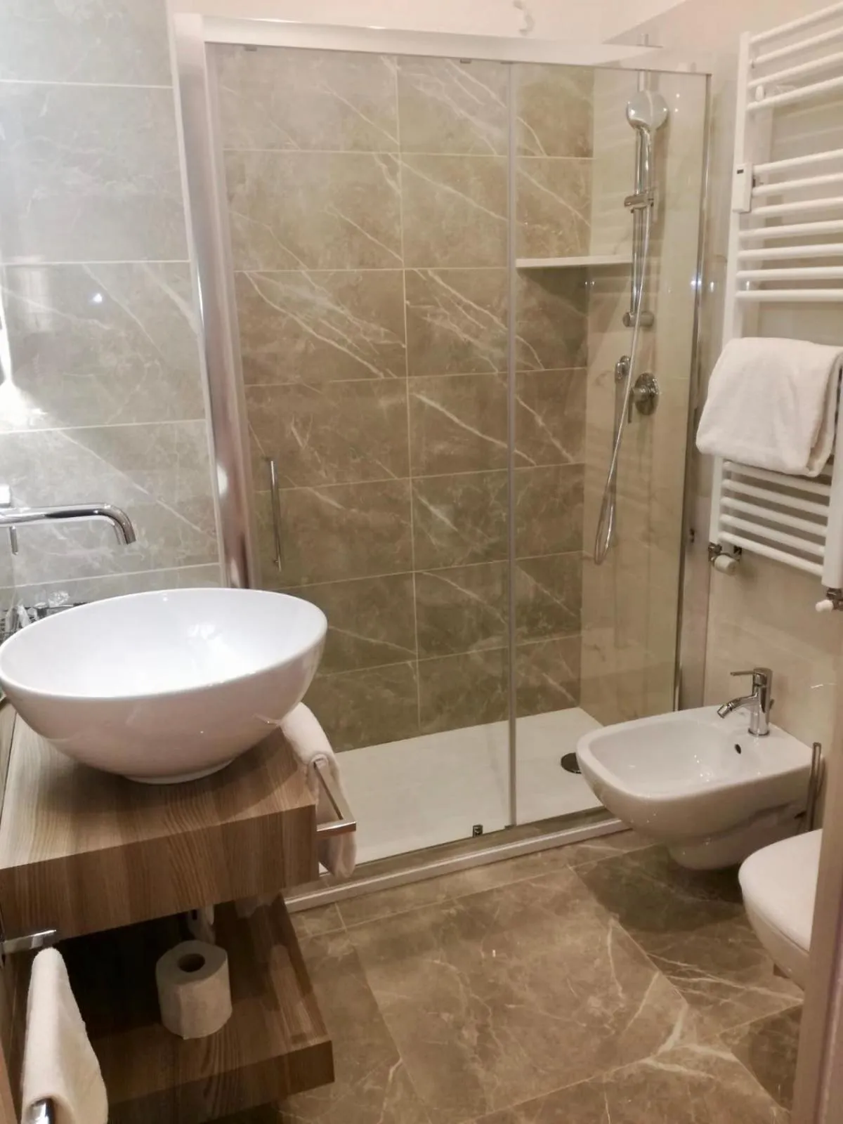 Shower in Hotel Victoria