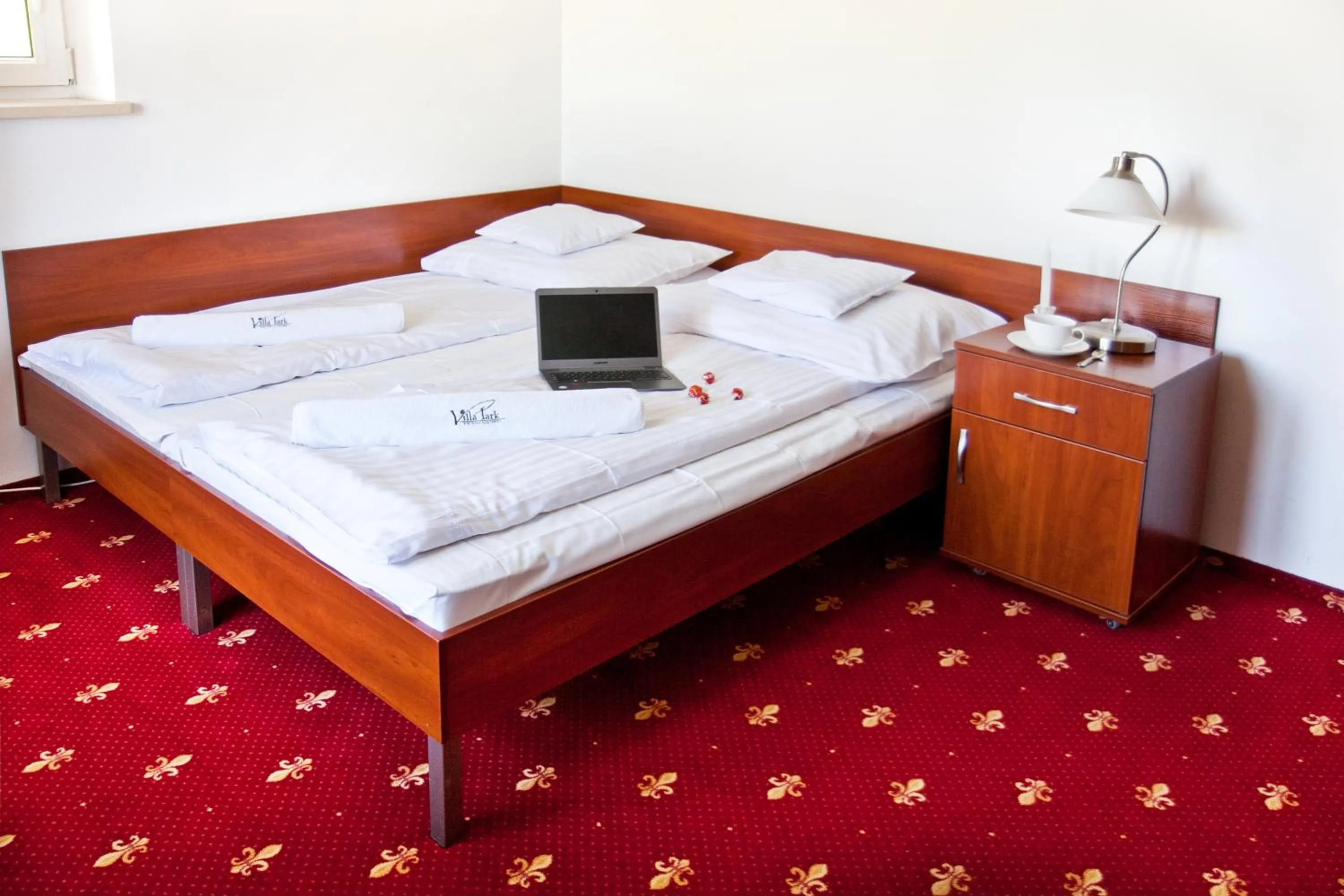 Bed in Villa Park