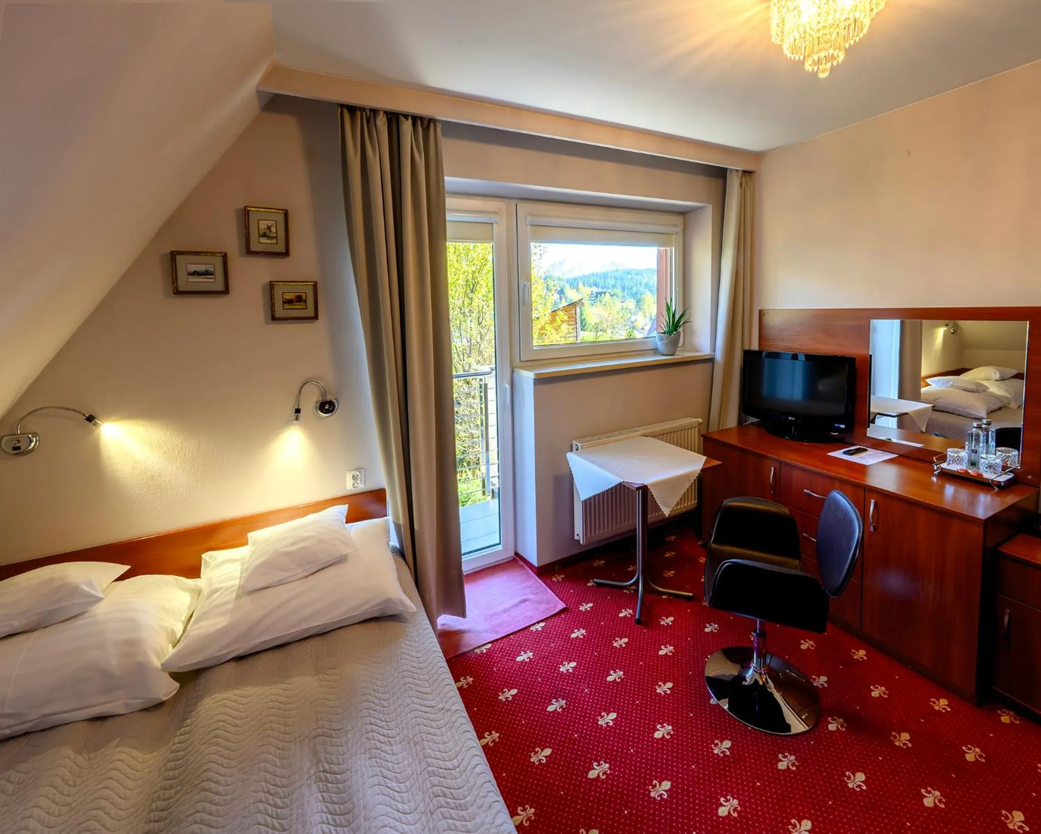 Property building, Bed in Villa Park