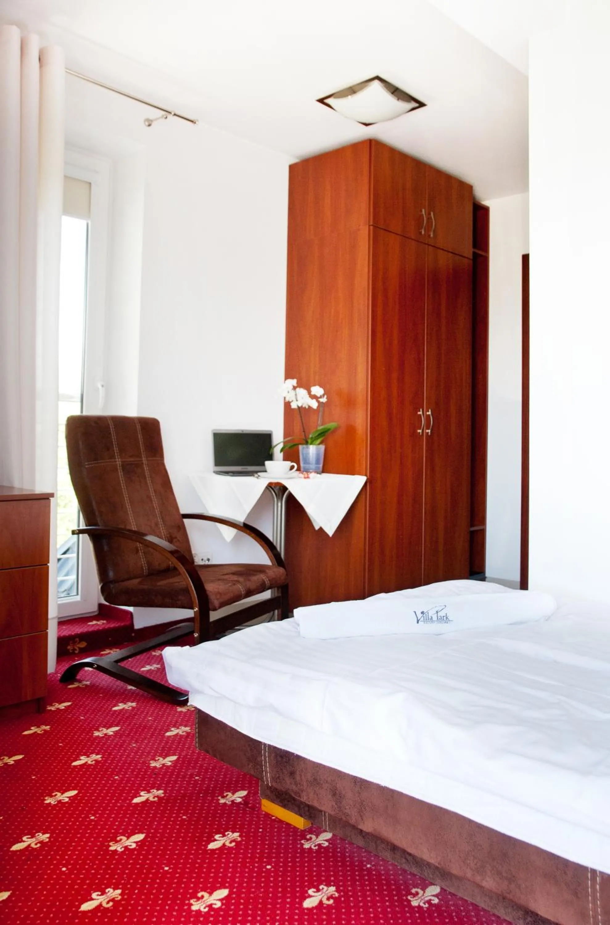 Photo of the whole room, Bed in Villa Park