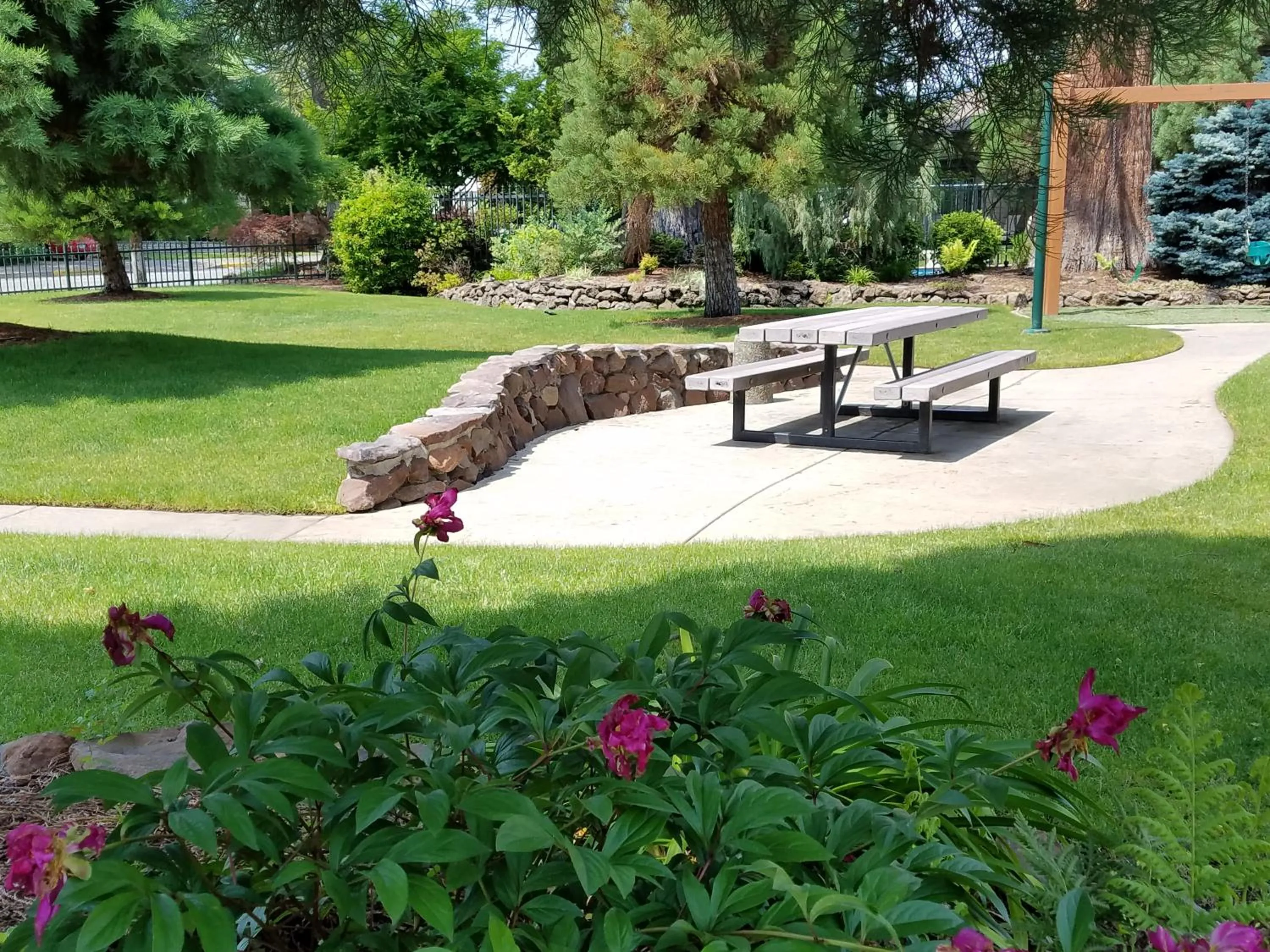 Seating area in Redwood Hyperion Suites