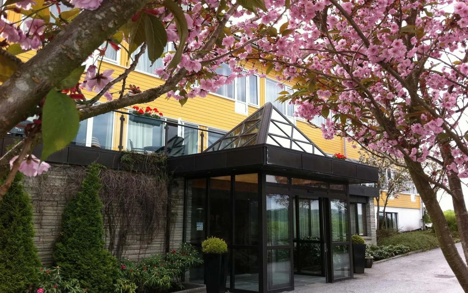 Facade/entrance in Alver Hotel