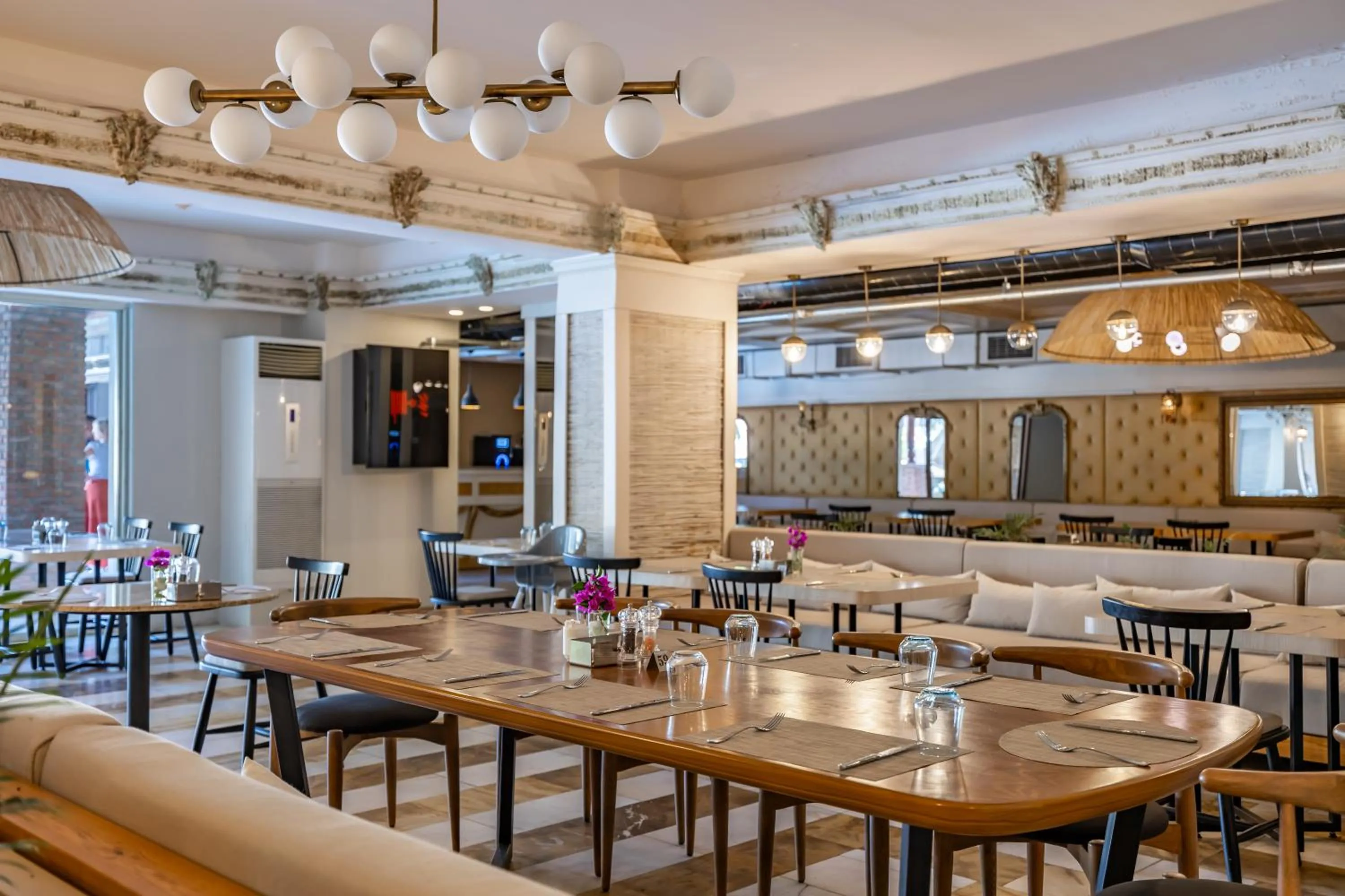 Restaurant/places to eat in LAUR HOTELS Experience & Elegance