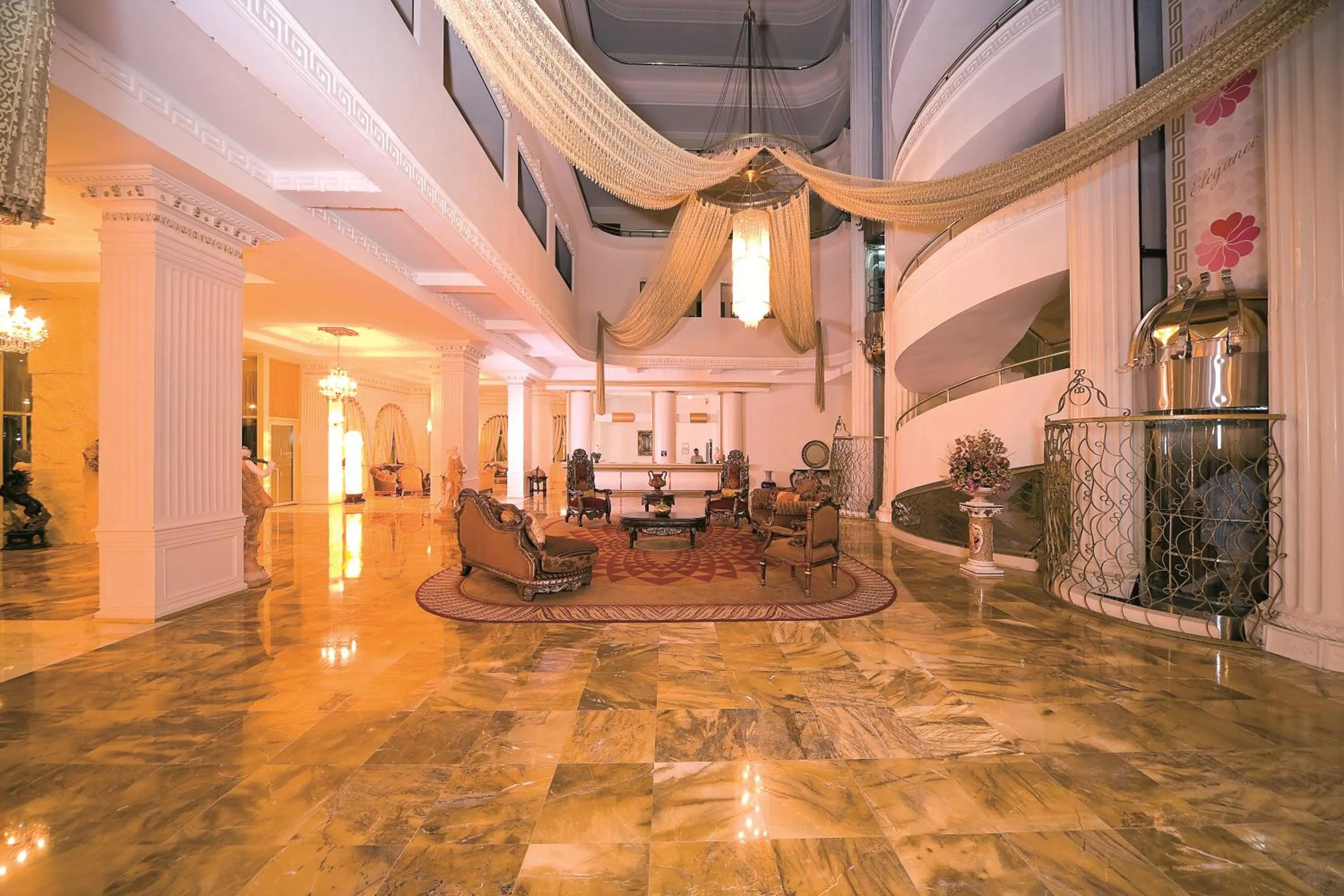 Lobby or reception in LAUR HOTELS Experience & Elegance