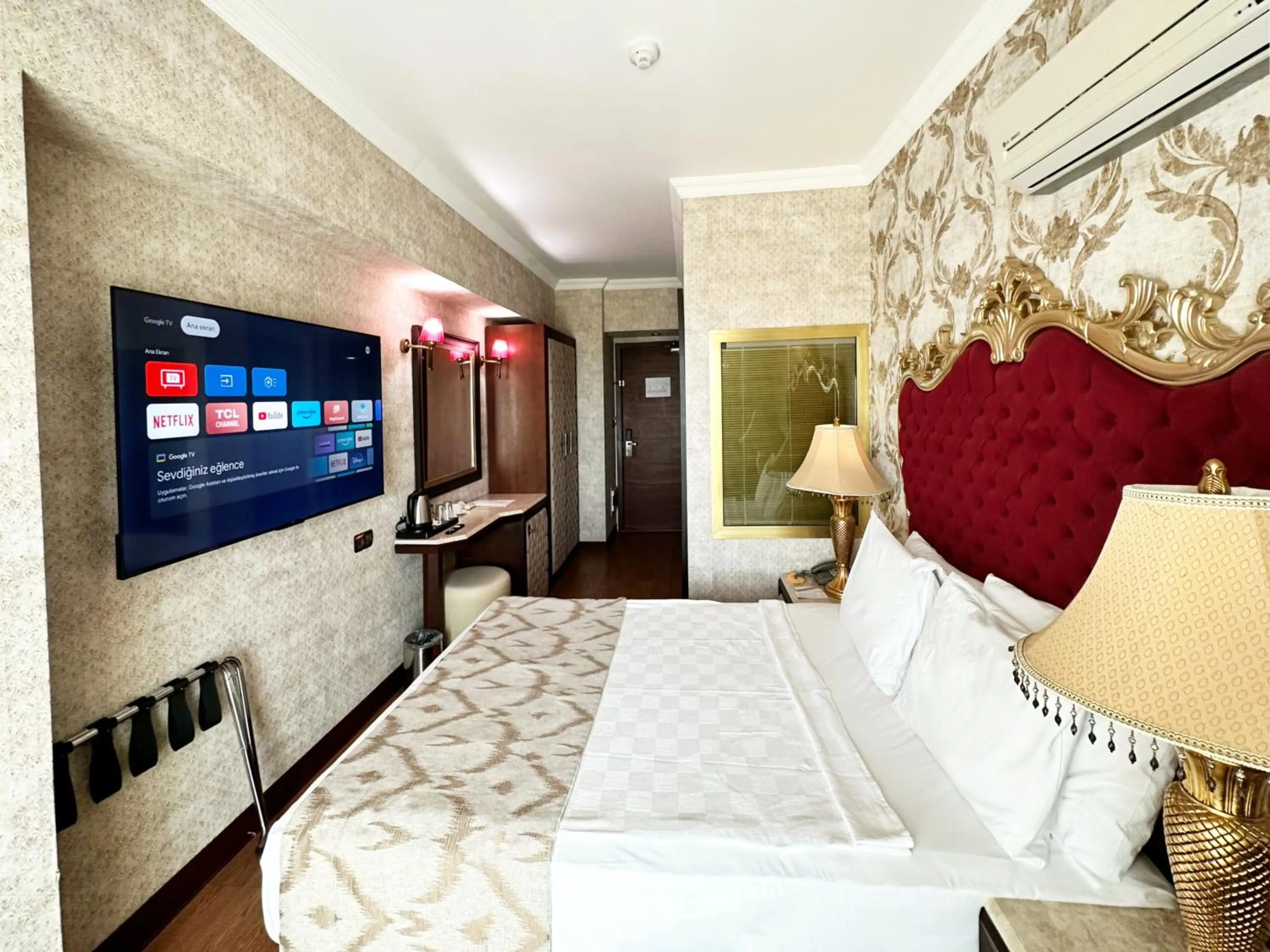 Bed in LAUR HOTELS Experience & Elegance