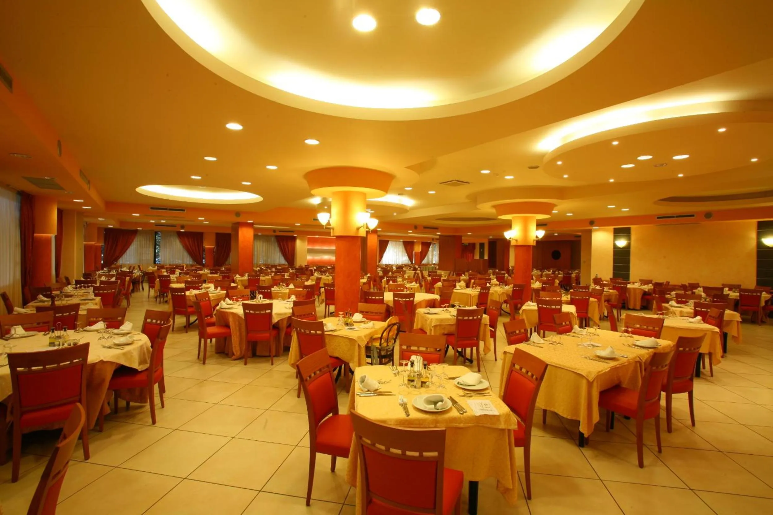 Restaurant/places to eat in Hotel Club Astor