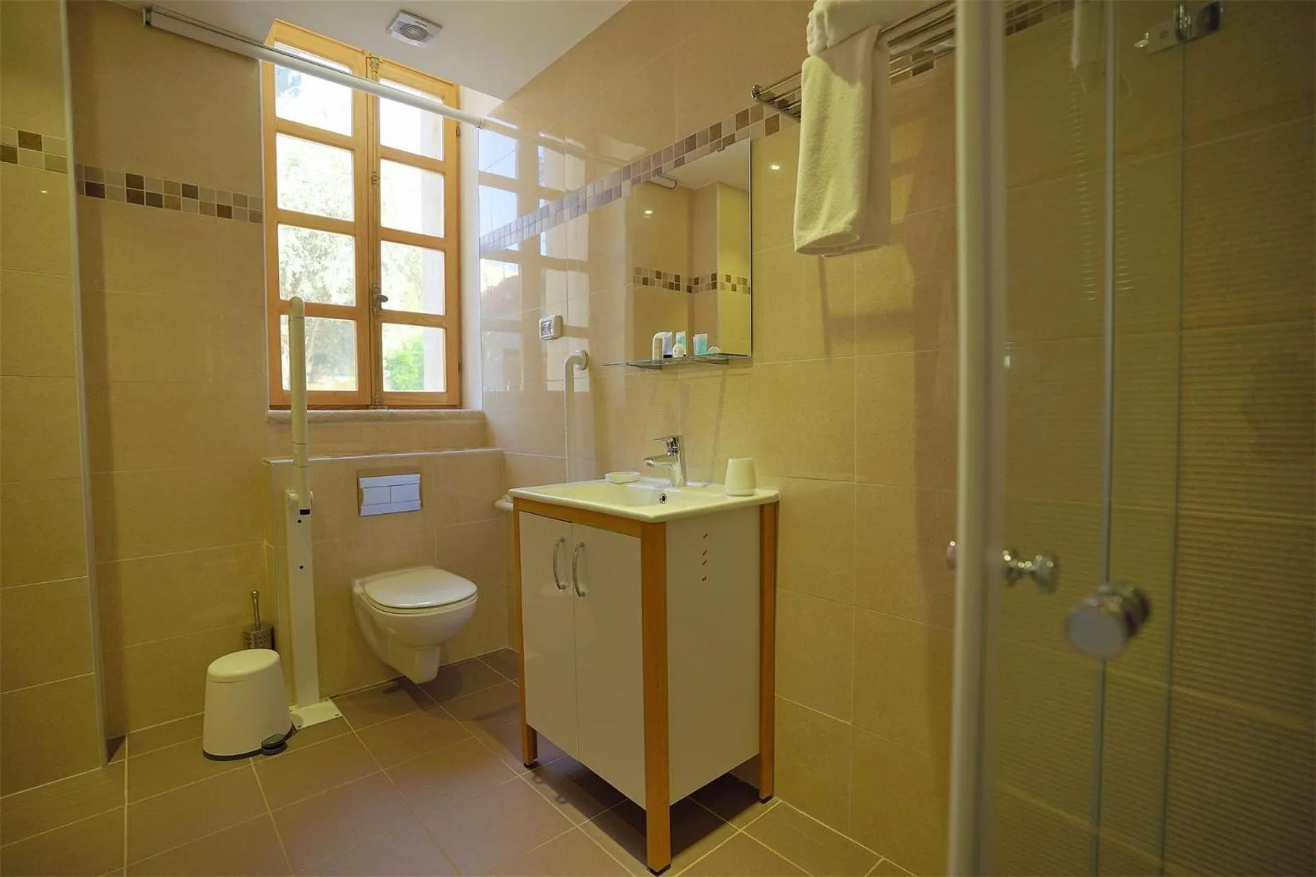 Shower in Sergei Palace Hotel