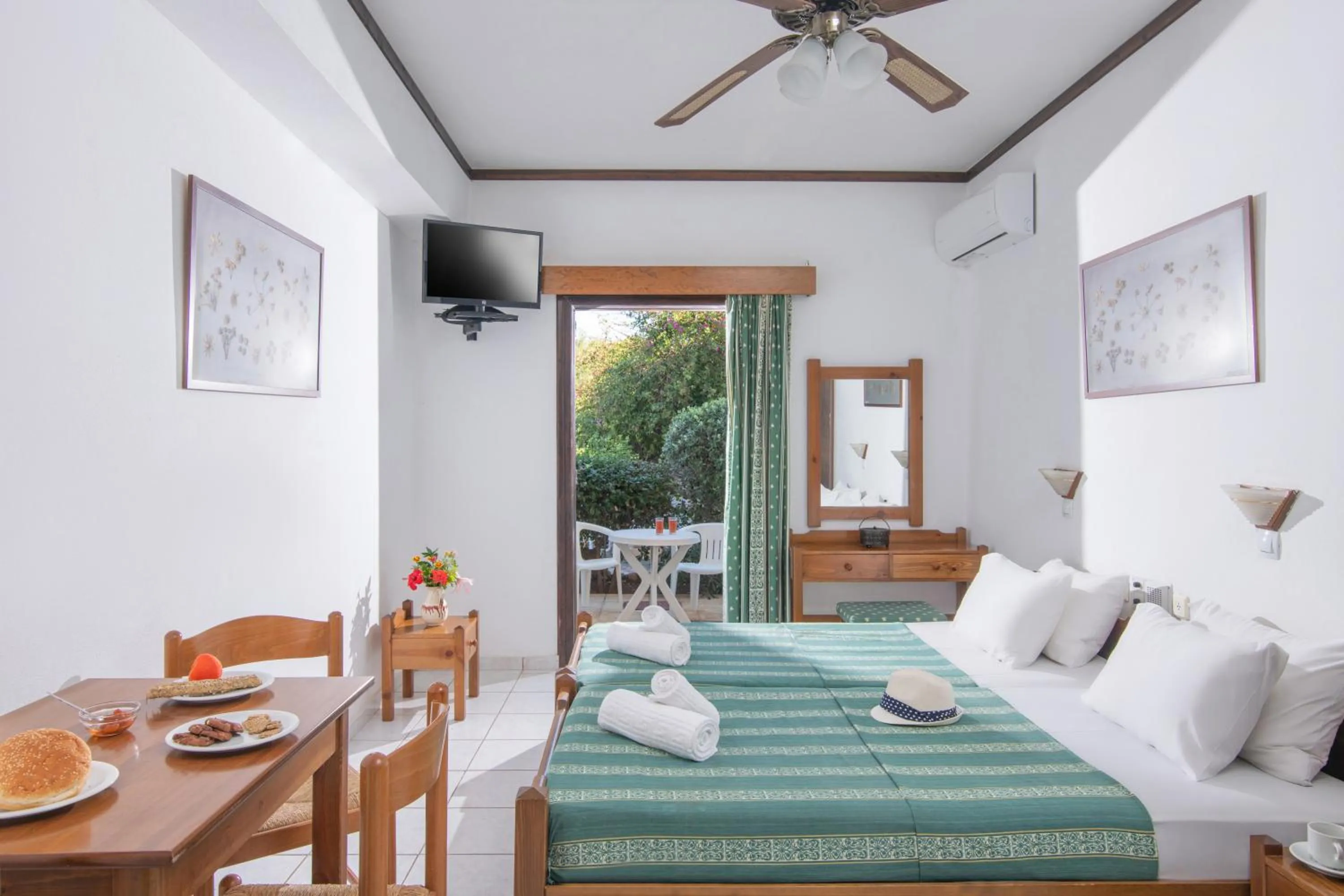 Balcony/Terrace, Bed in Iliostasi Beach Apartments