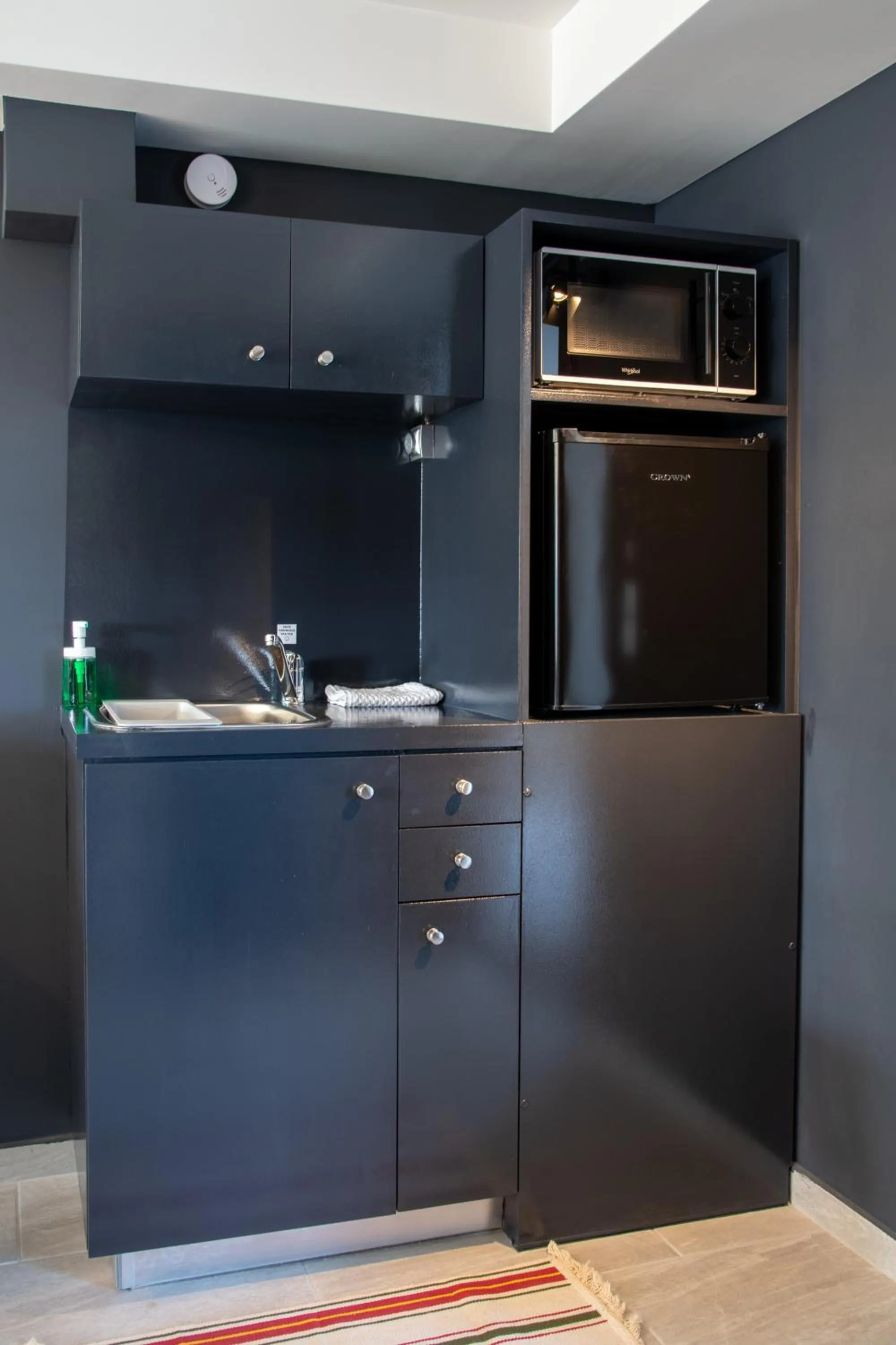 Kitchen or kitchenette in CHROMA Lodge Pikermi