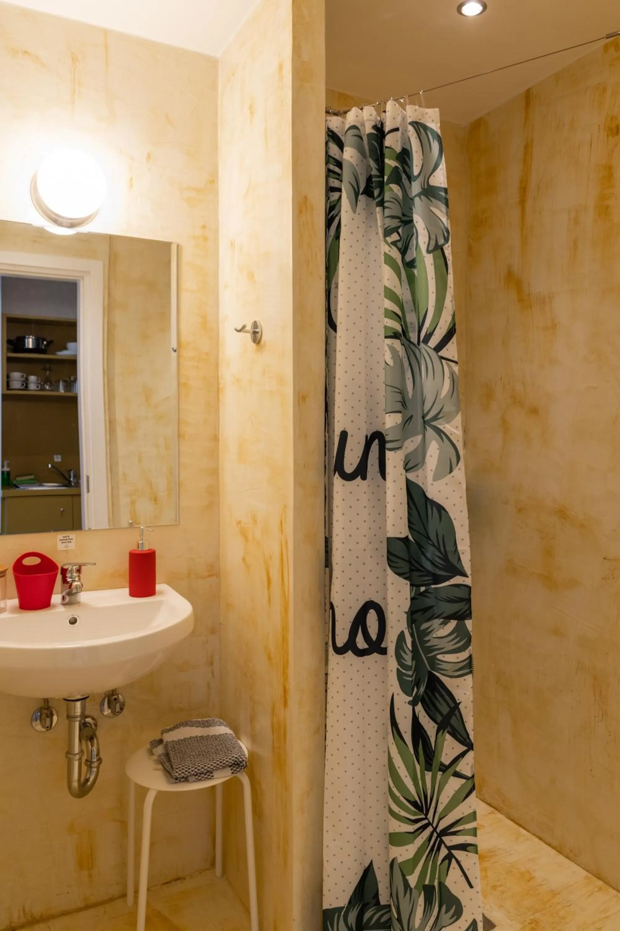 Shower in CHROMA Lodge Pikermi