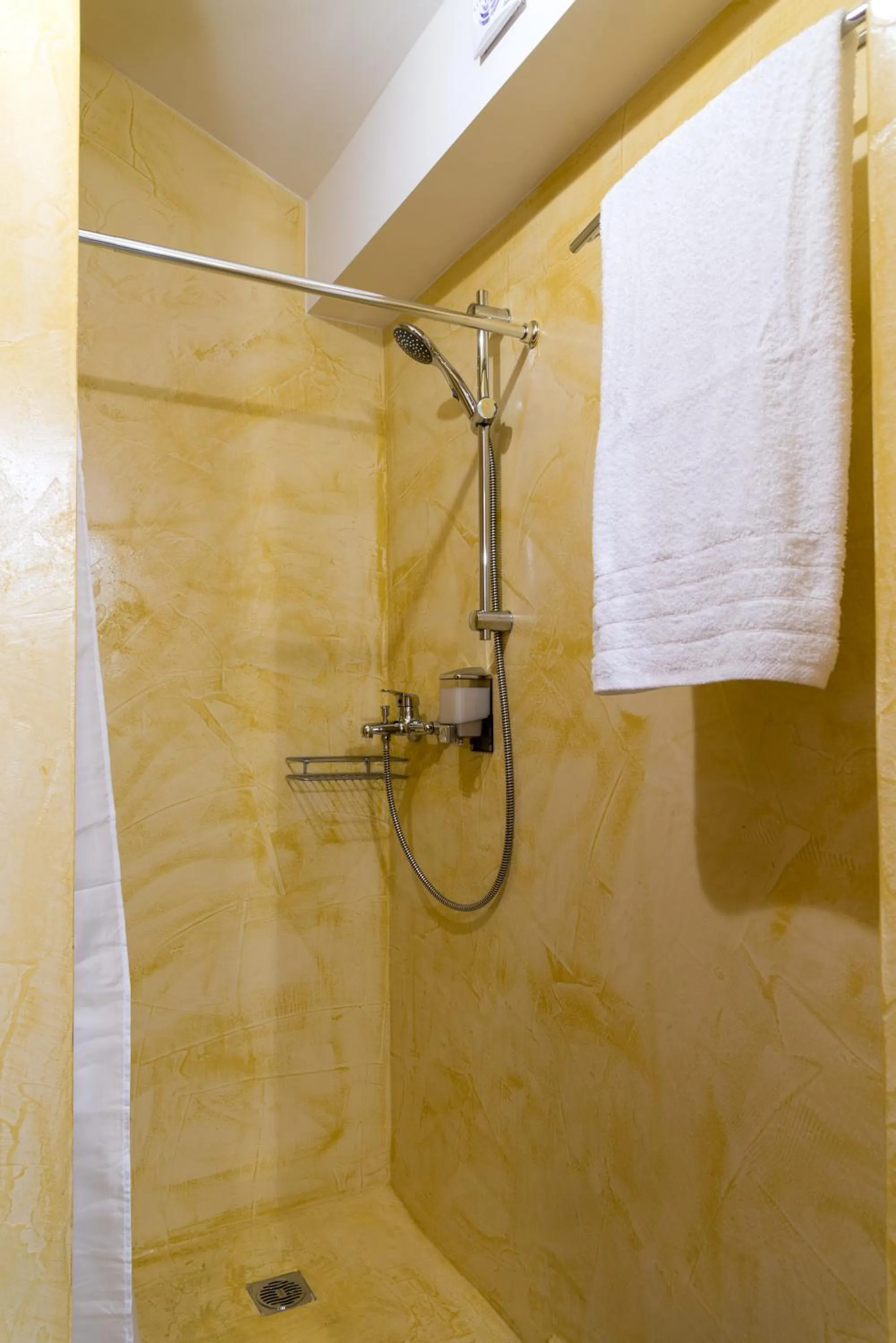 Shower in CHROMA Lodge Pikermi