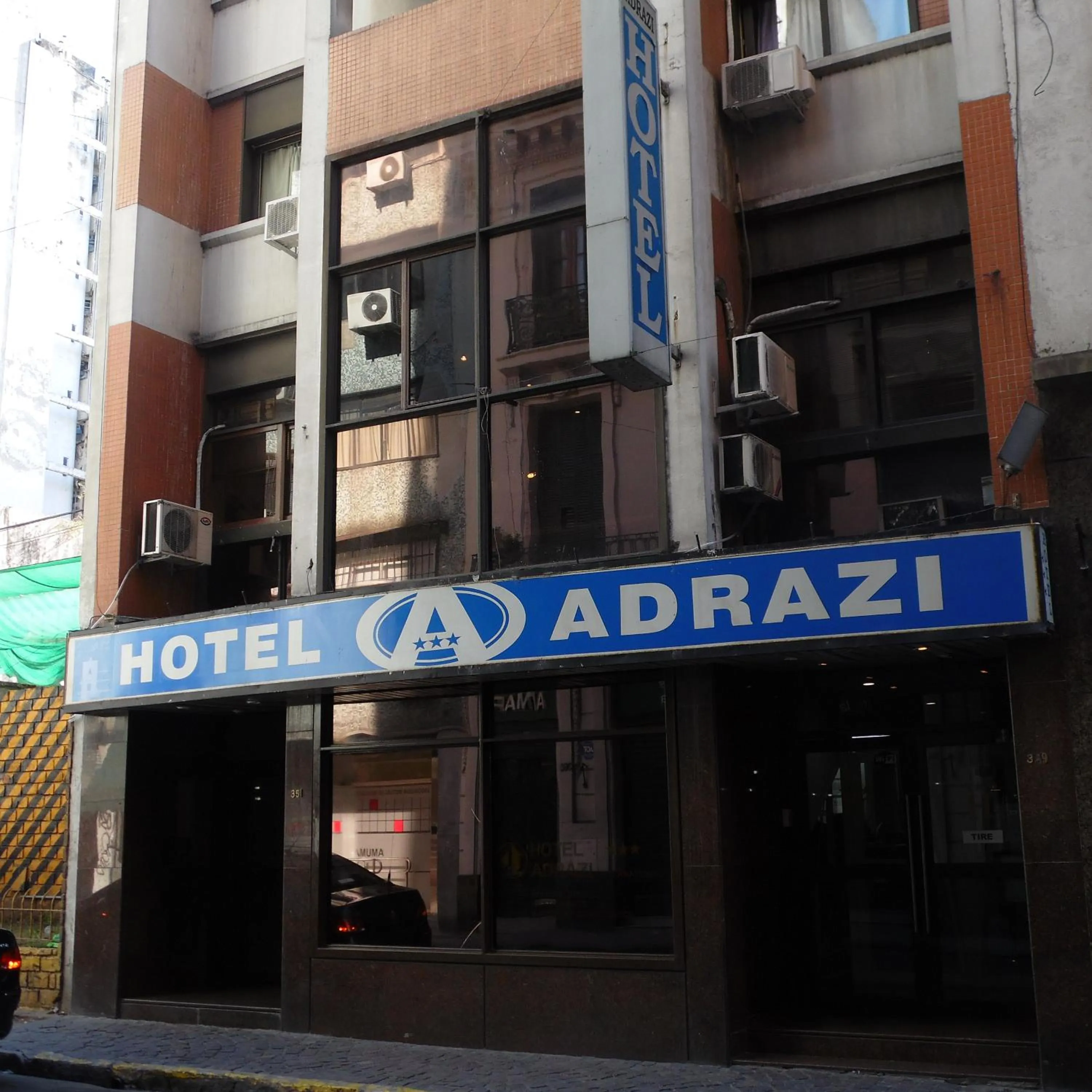 Facade/entrance in Adrazi Internacional