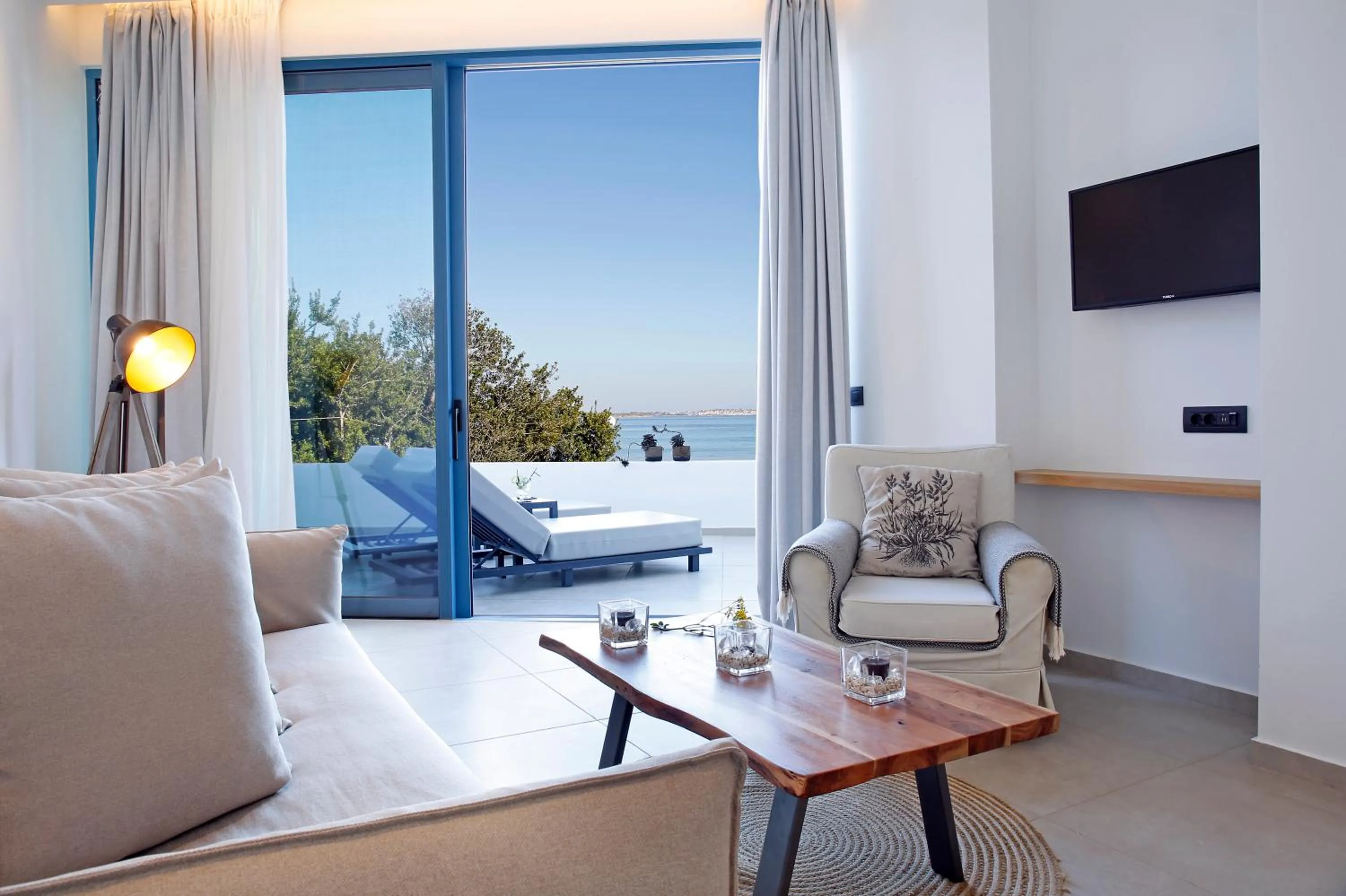 TV and multimedia in Oasis Beach Hotel