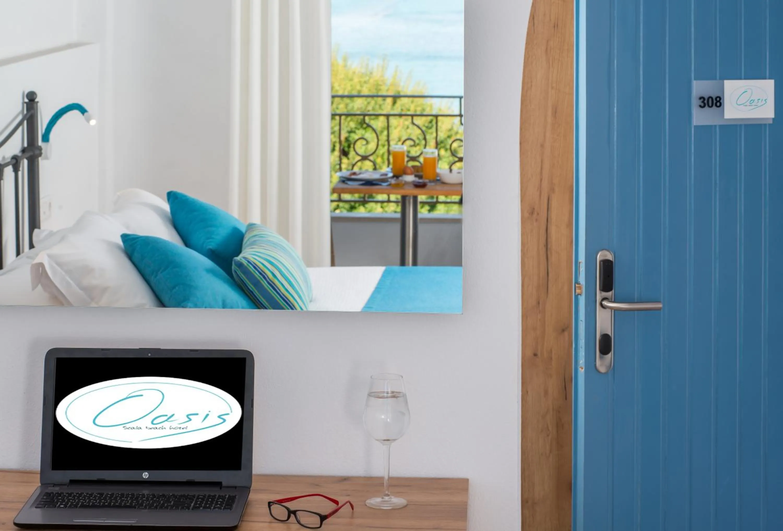 Bedroom, Bed in Oasis Beach Hotel