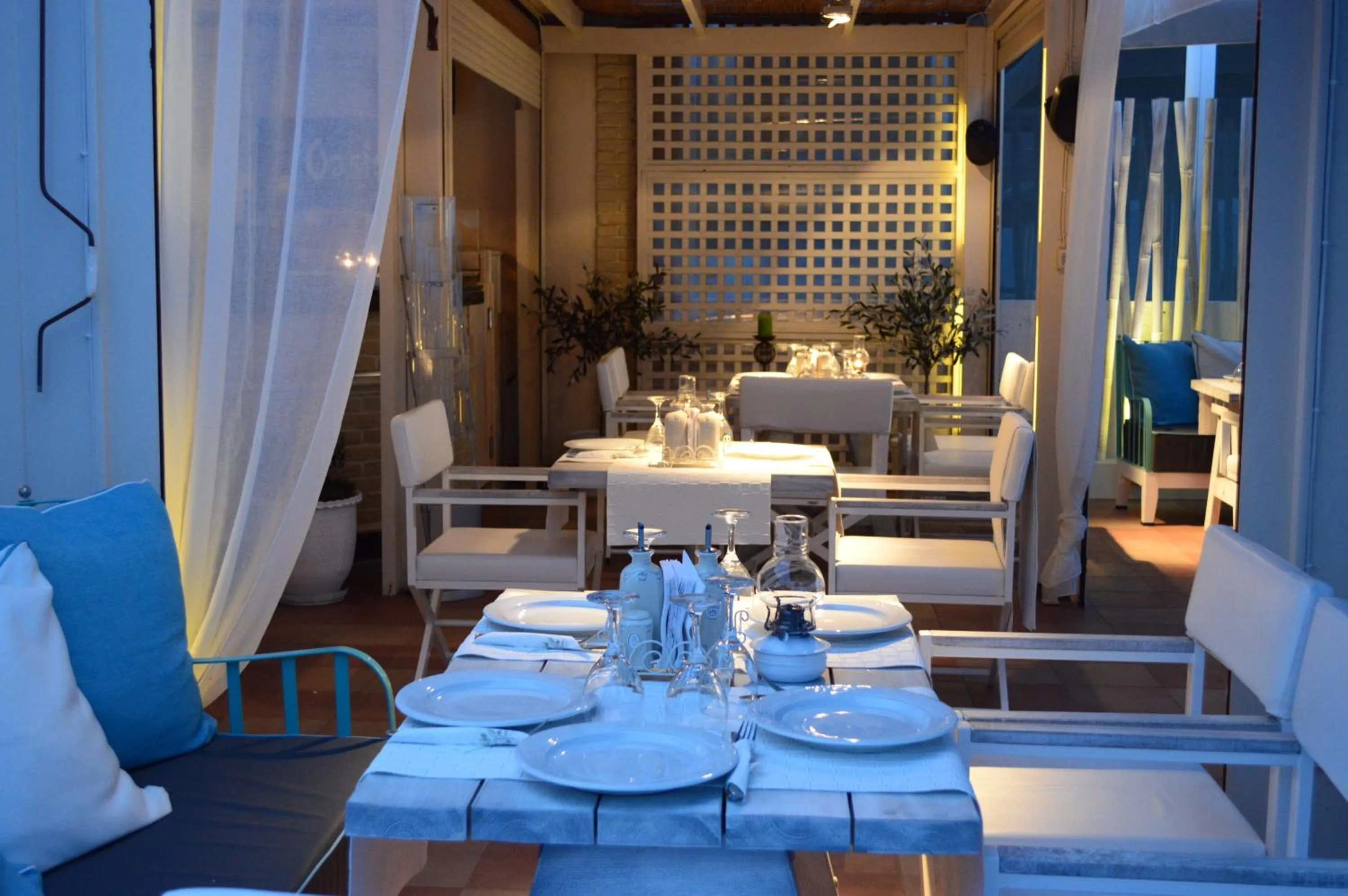 Restaurant/places to eat in Oasis Beach Hotel