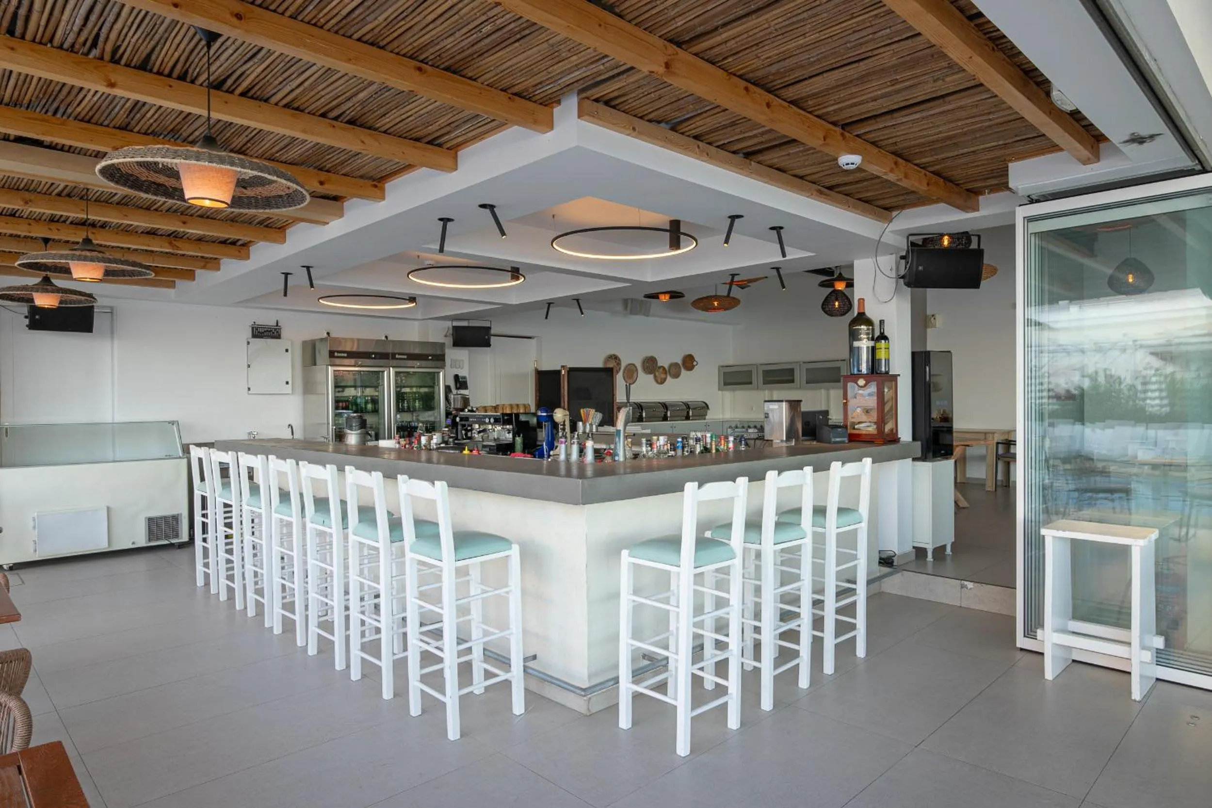 Restaurant/places to eat in Oasis Beach Hotel