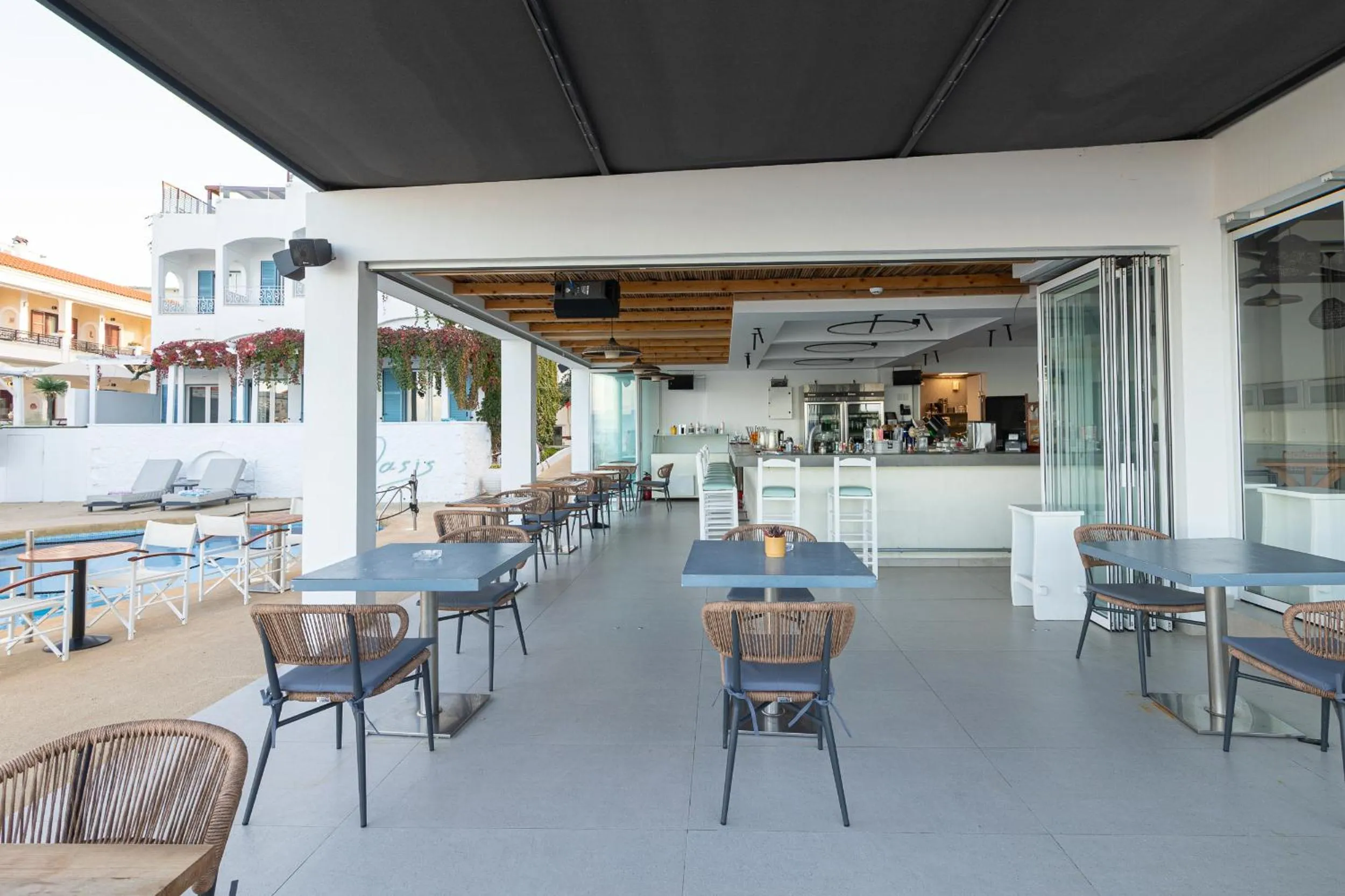 Restaurant/places to eat in Oasis Beach Hotel