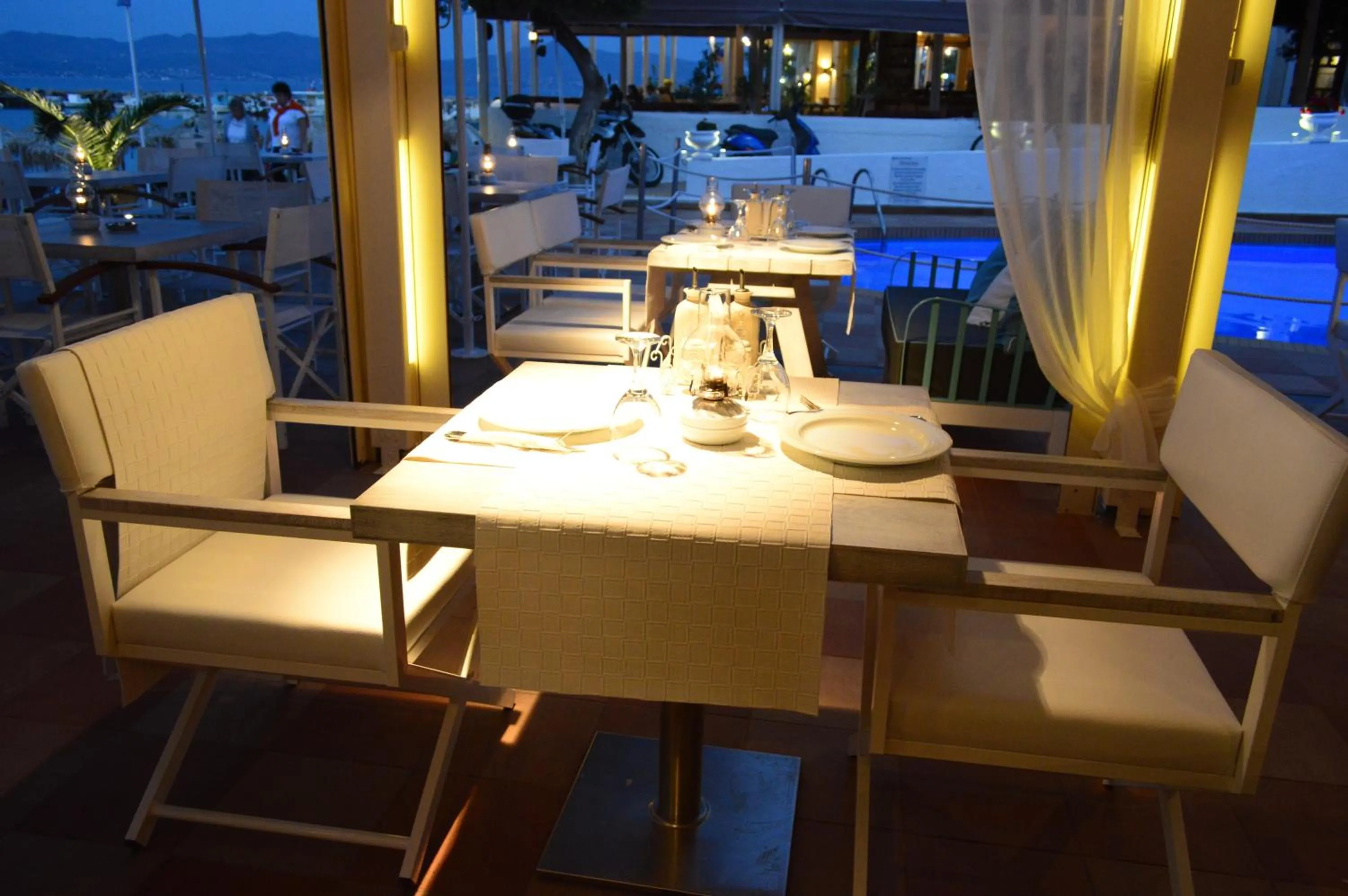 Restaurant/places to eat in Oasis Beach Hotel