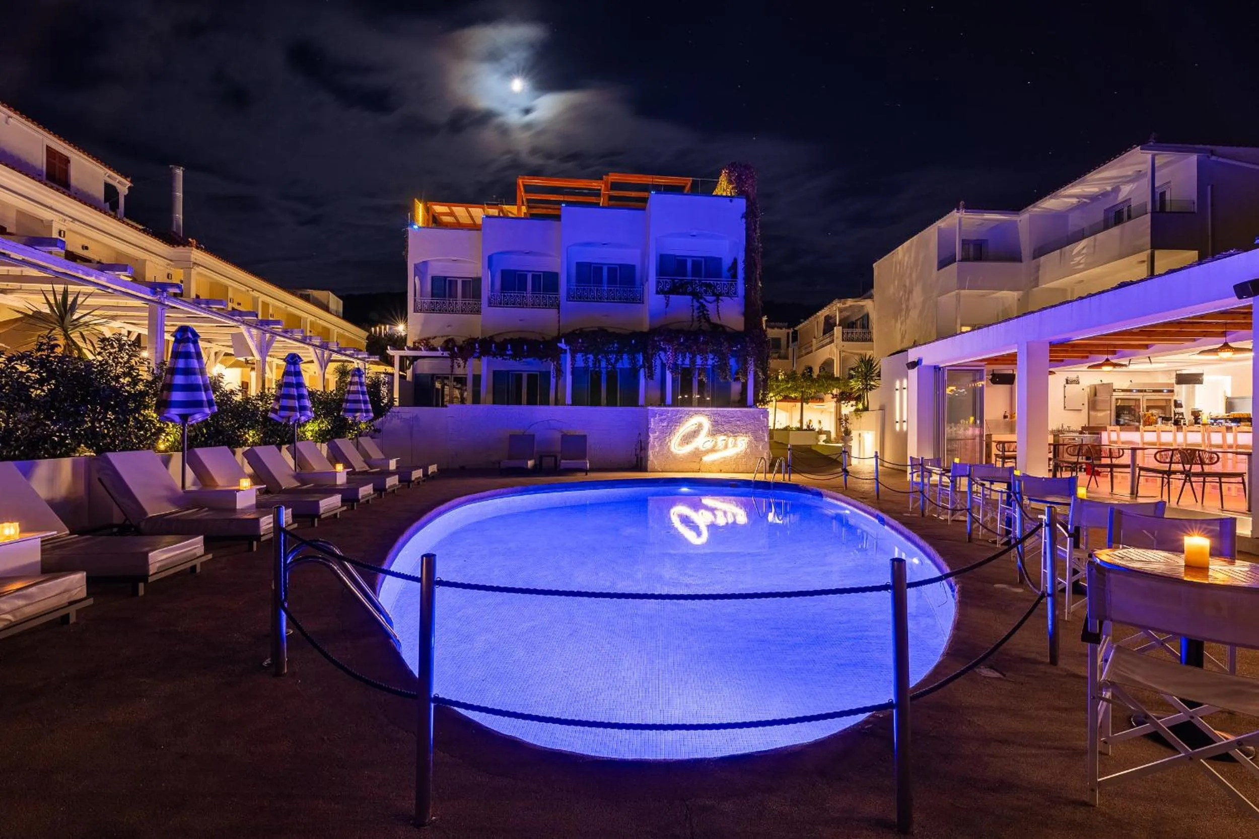 Restaurant/places to eat in Oasis Beach Hotel