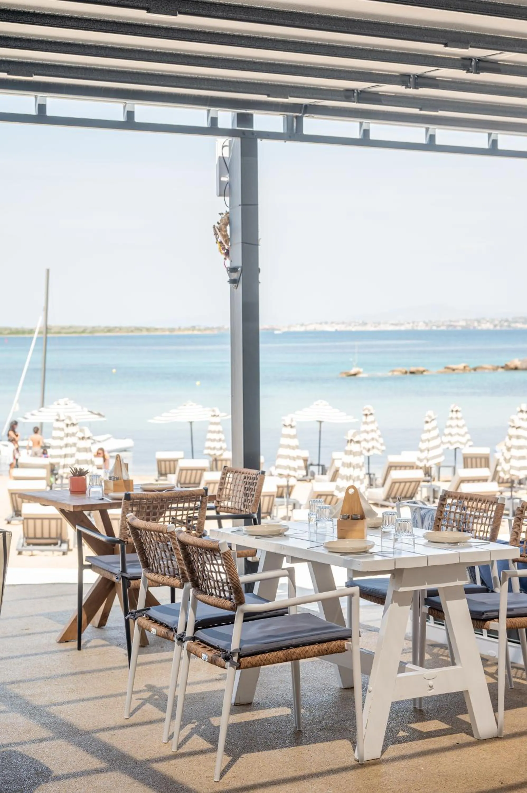 Restaurant/places to eat in Oasis Beach Hotel