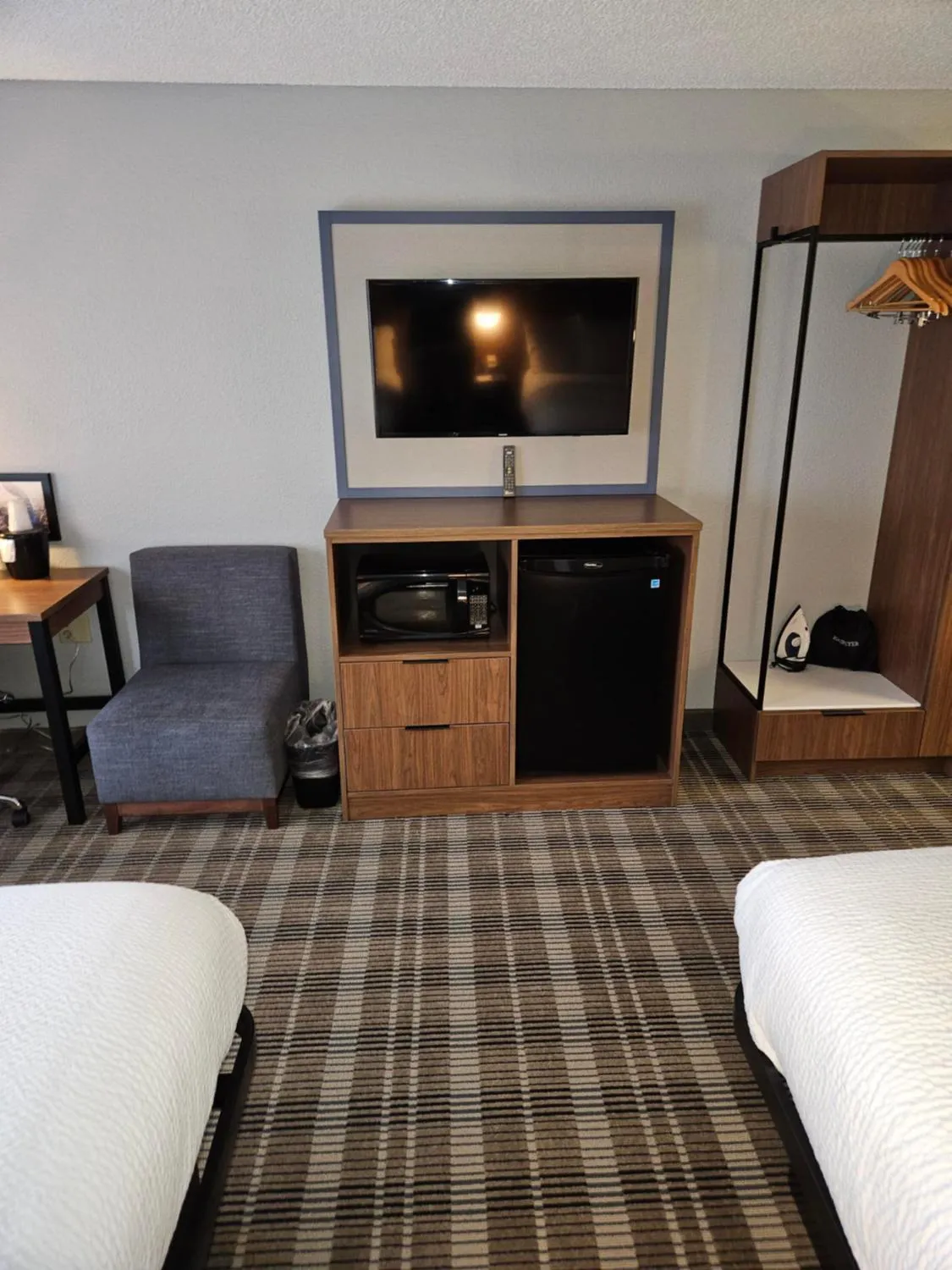 Property building, Bed in AmericInn by Wyndham Mounds View Minneapolis