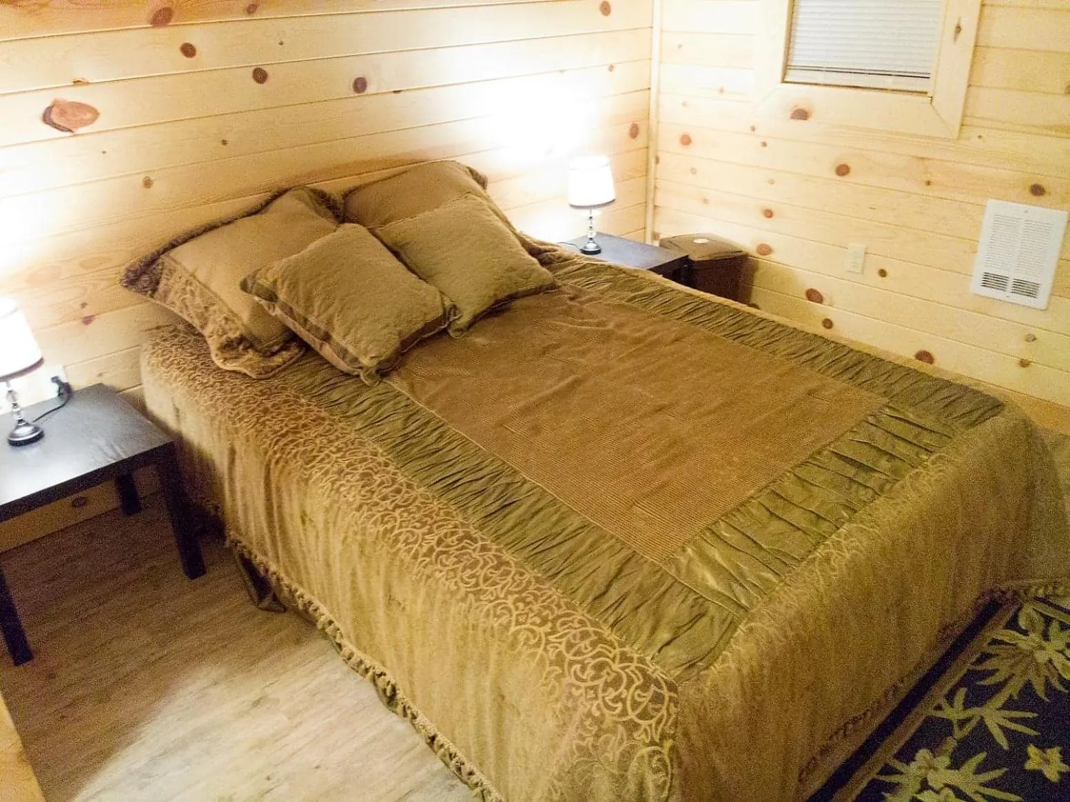 Bed in Zion’s Cozy Cabin's