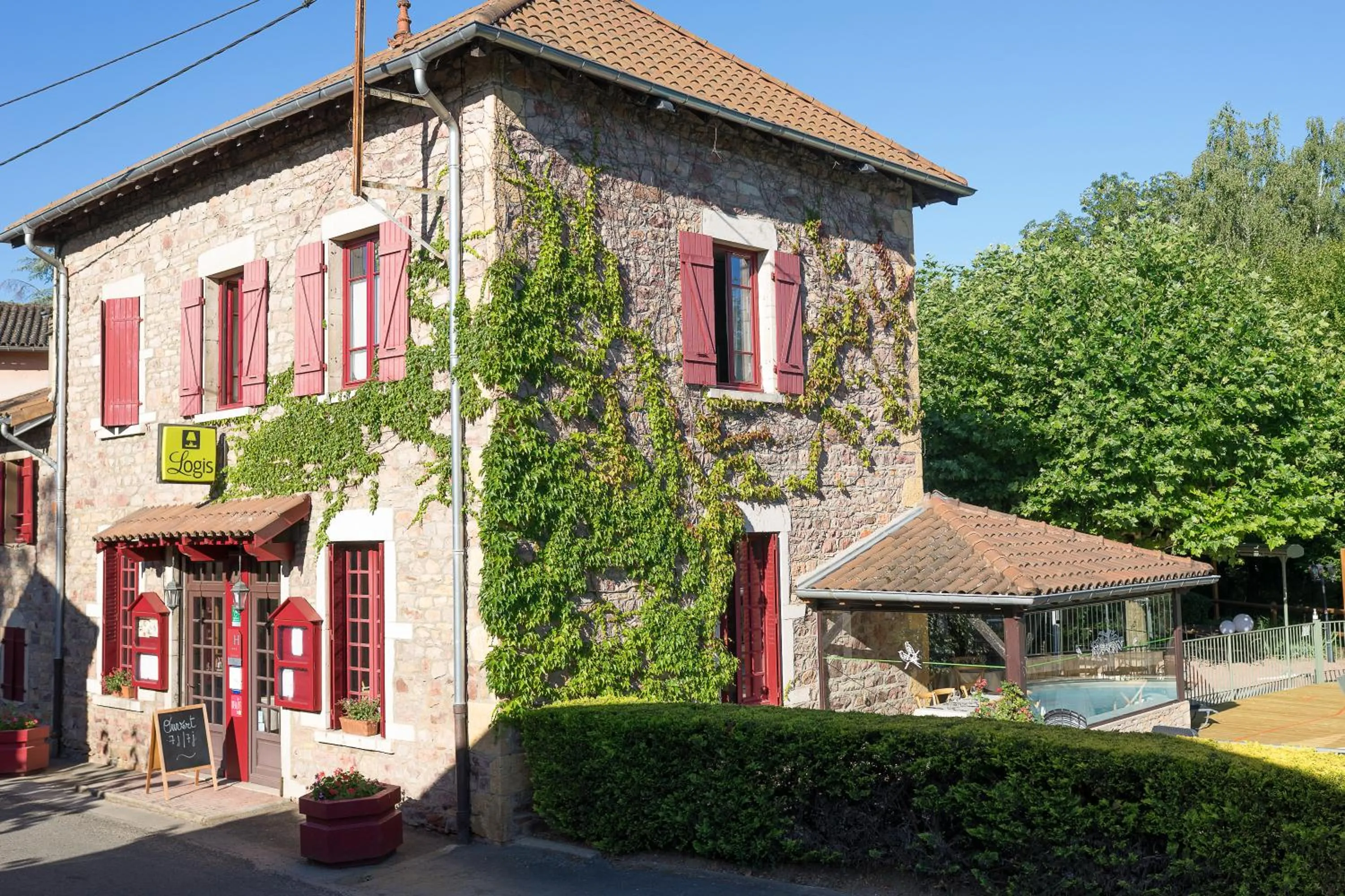 Facade/entrance in Hôtel Restaurant Le Moulin de Saint Verand