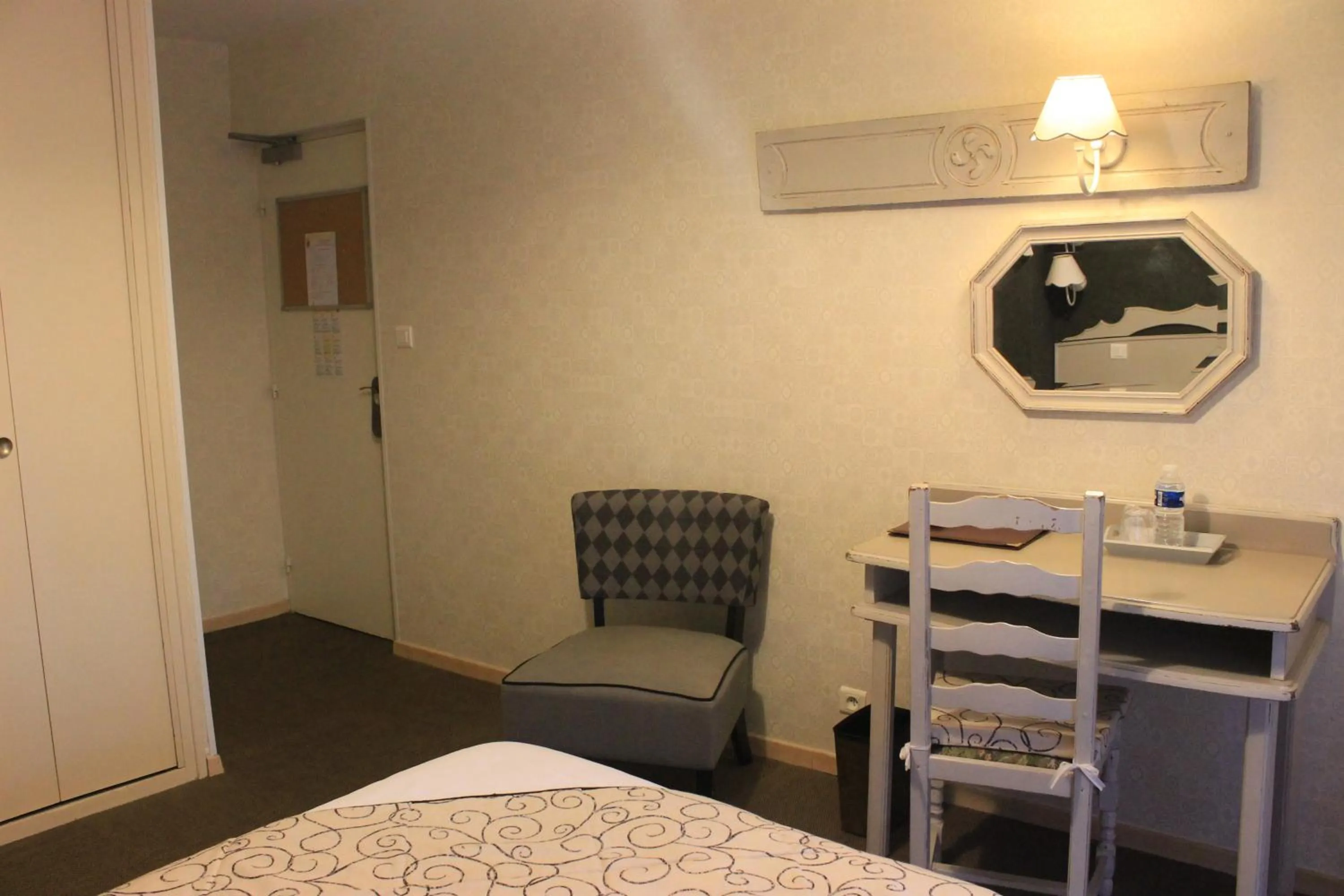 Photo of the whole room in Hôtel Restaurant Le Moulin de Saint Verand