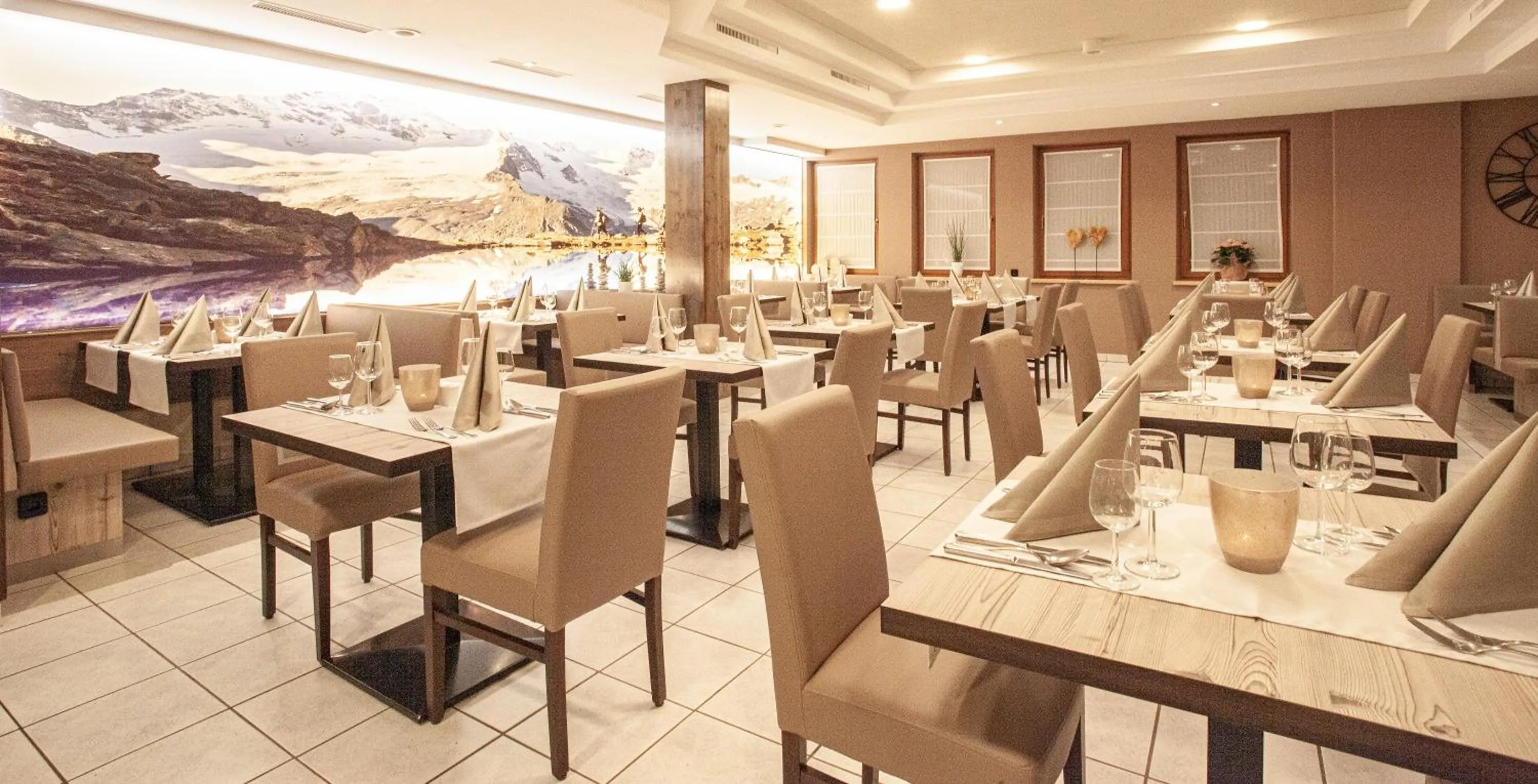 Restaurant/places to eat in Hotel Montana