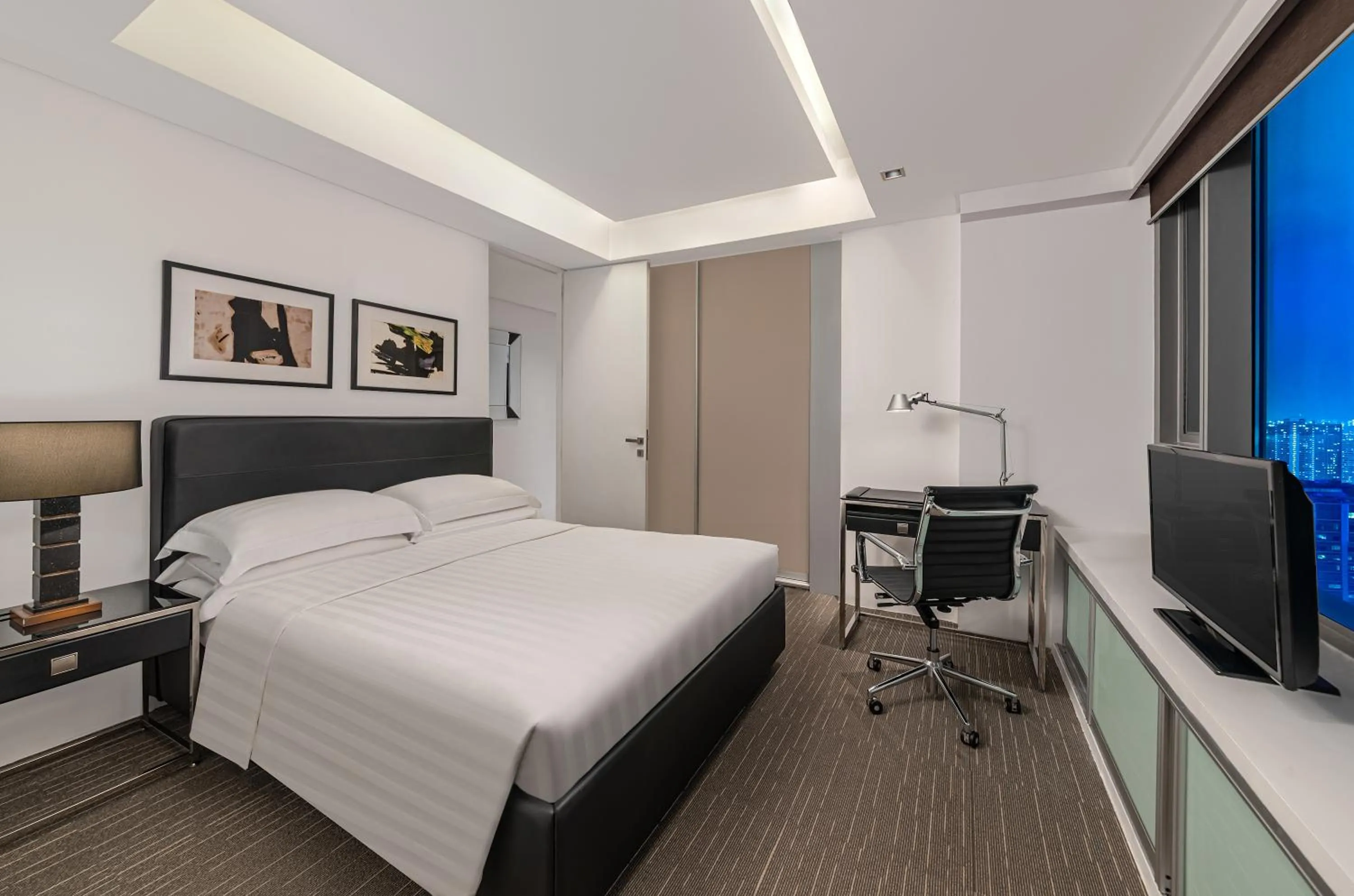 Bedroom, Bed in The Alpha Suites