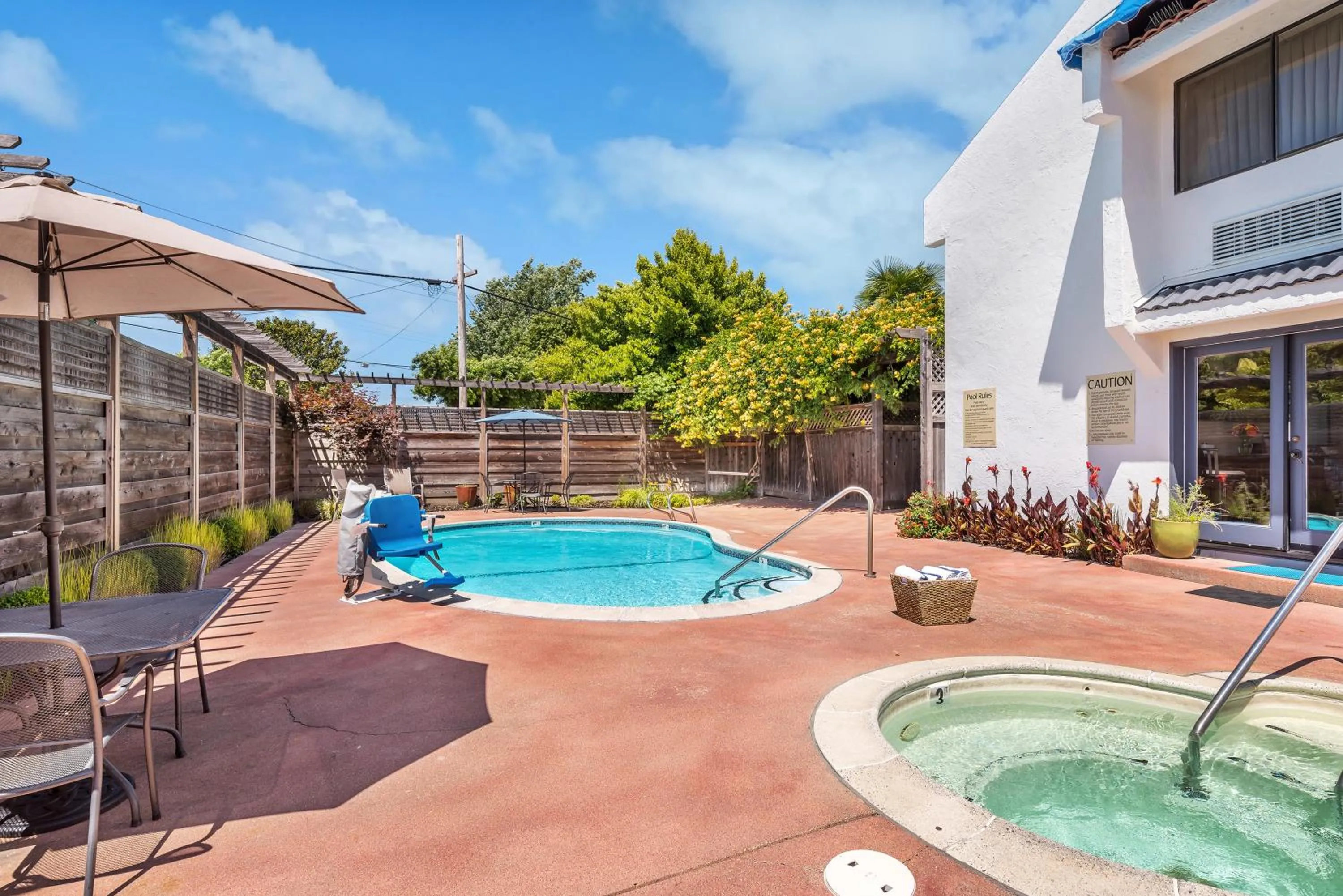 Hot Tub in Chablis Inn