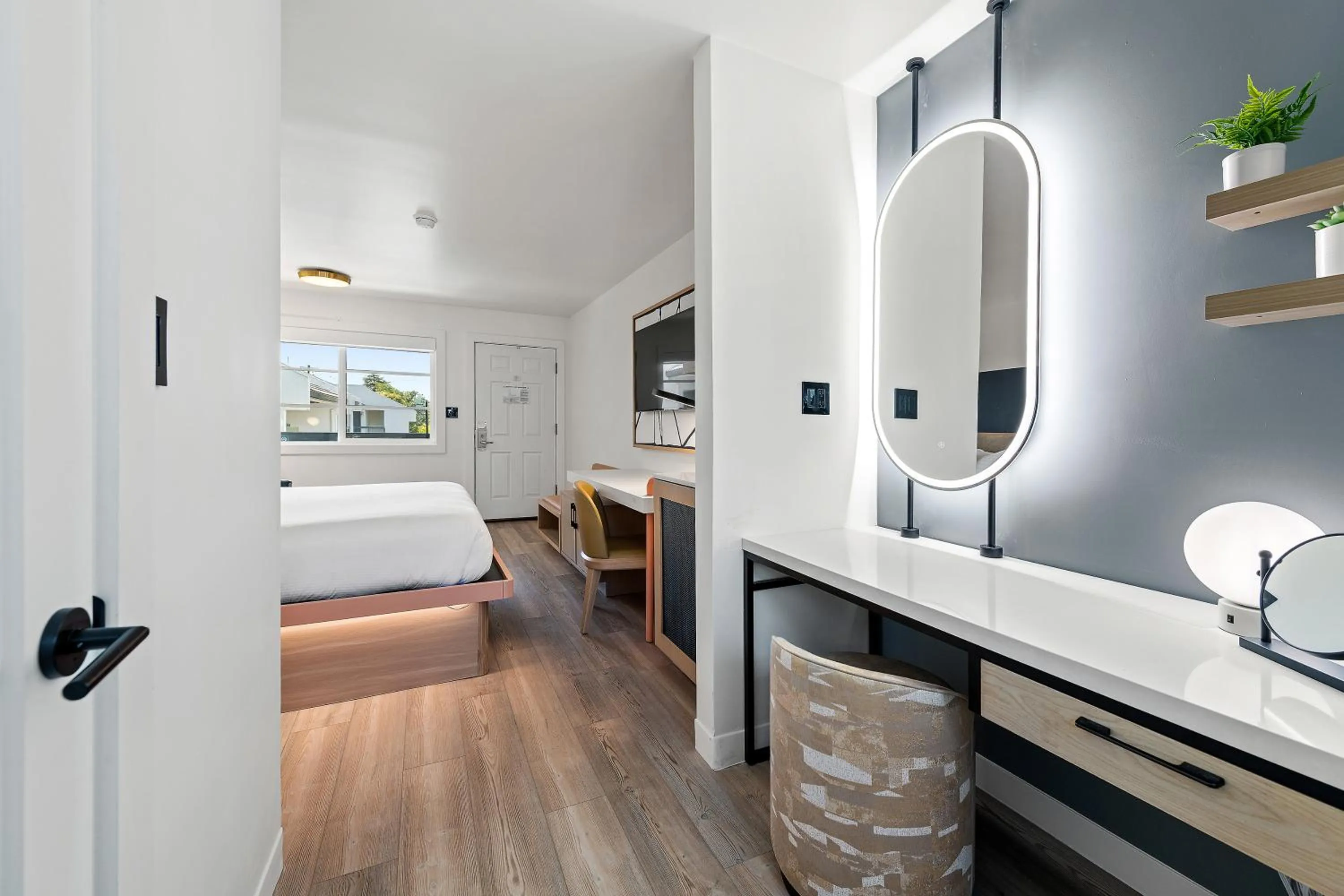 Photo of the whole room, Bed in Chablis Inn