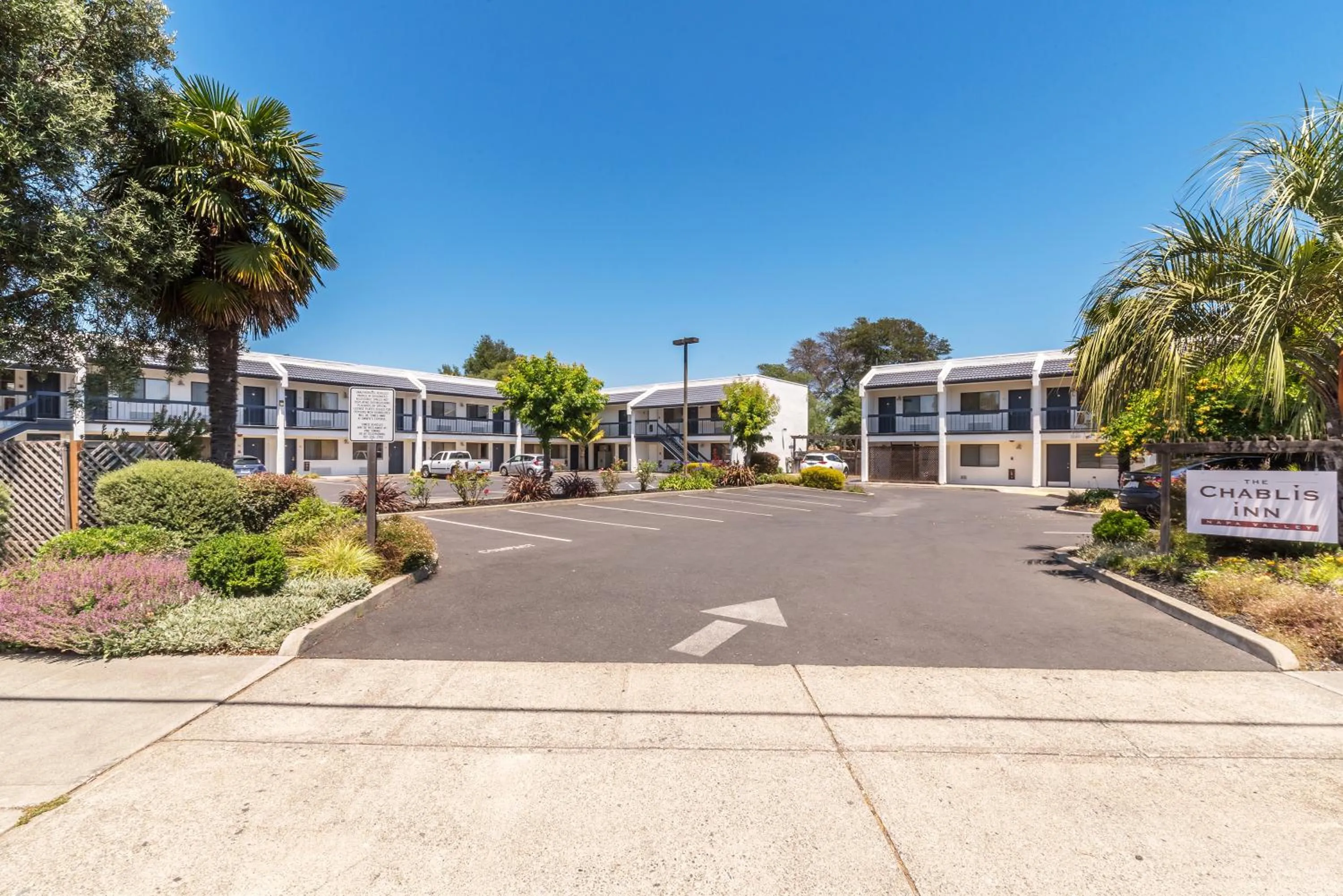 Facade/entrance in Chablis Inn