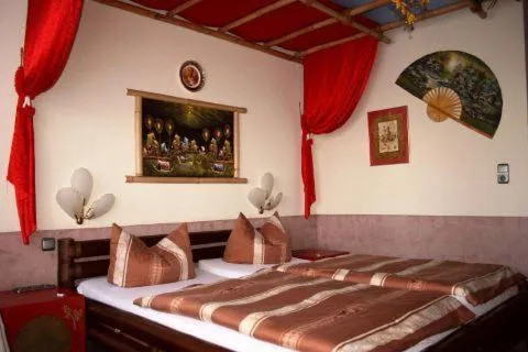 Photo of the whole room, Bed in Themen Hotel Terrassen Cafe