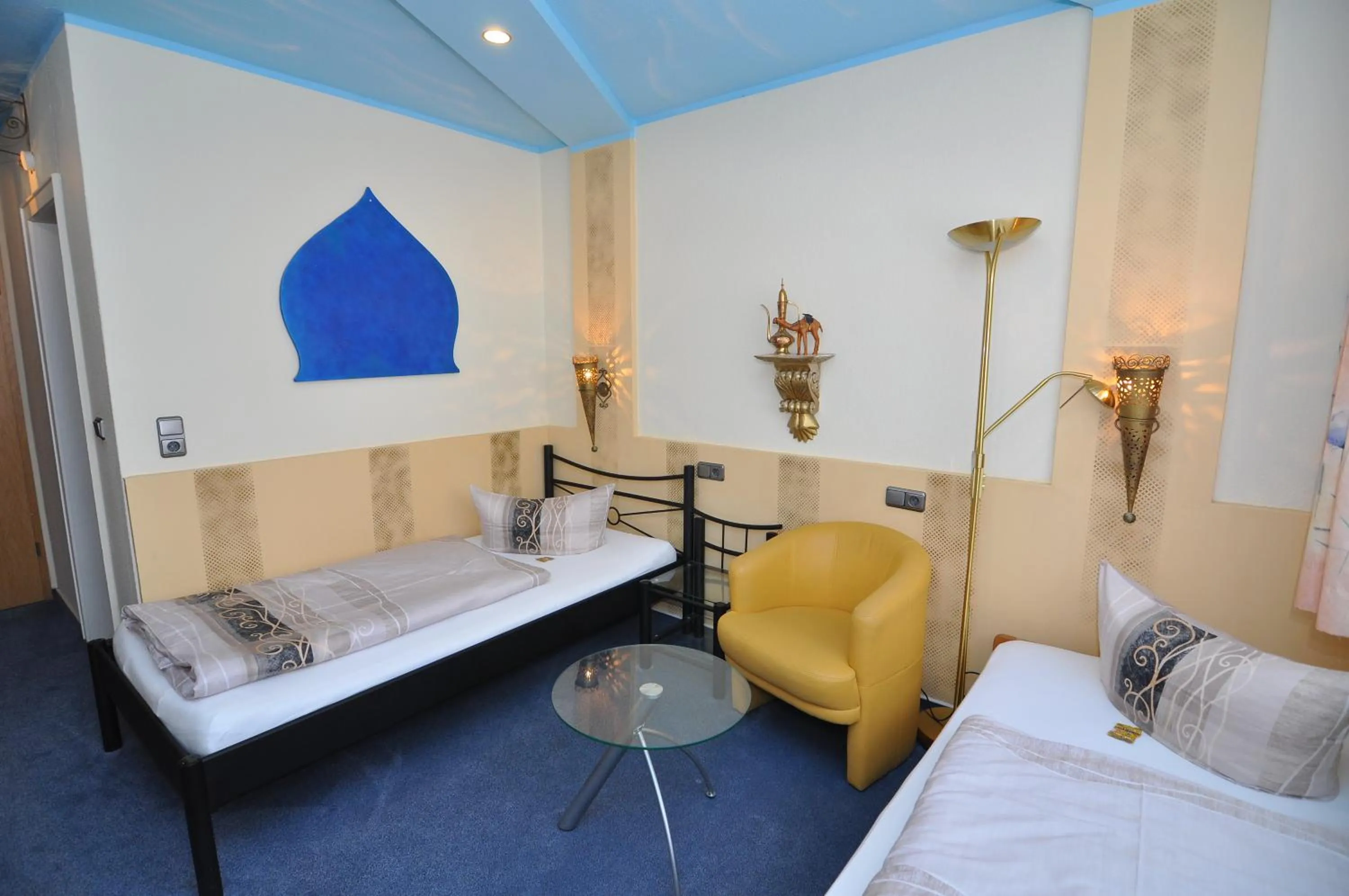 Photo of the whole room, Bed in Themen Hotel Terrassen Cafe