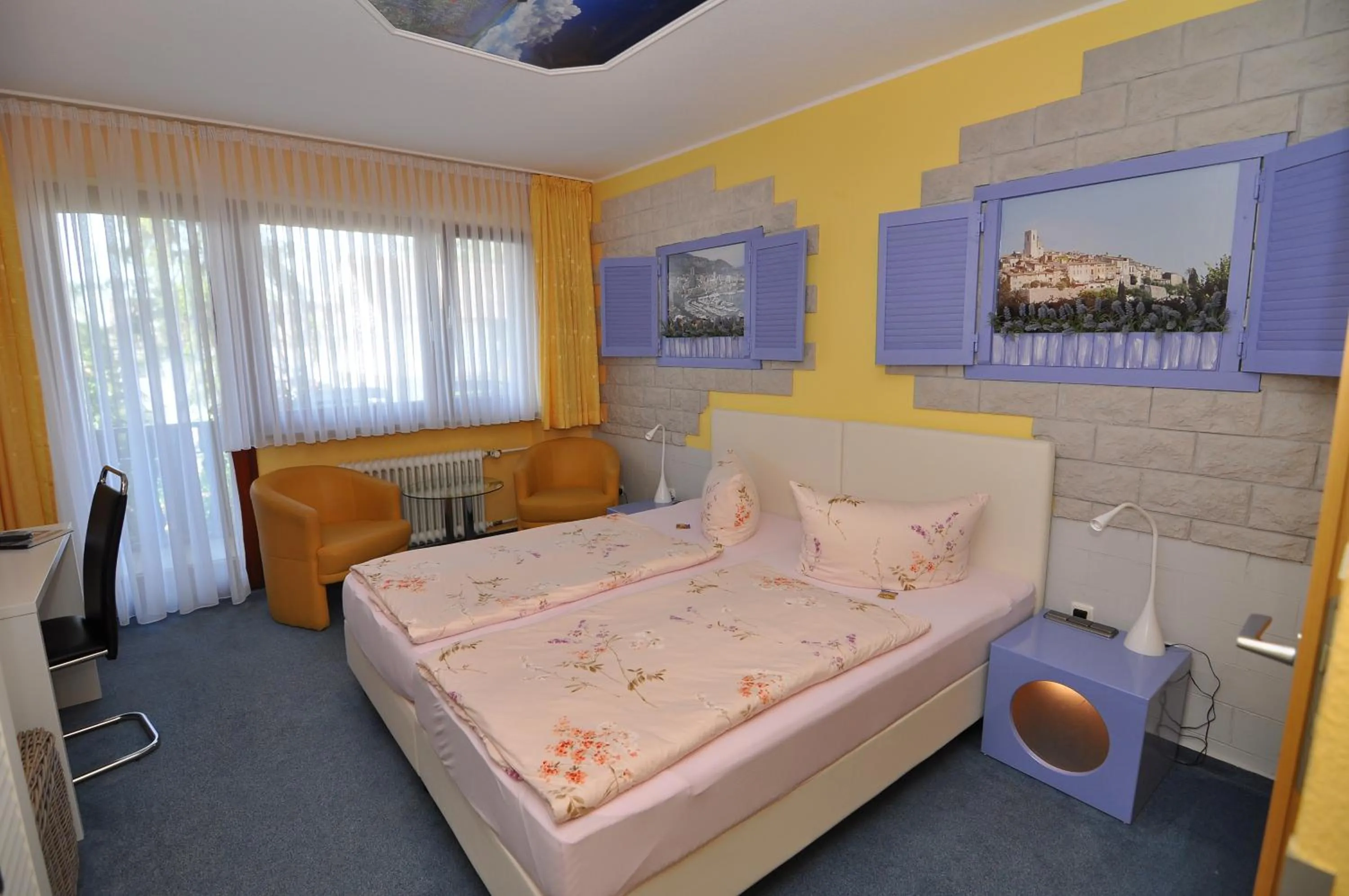 Photo of the whole room, Bed in Themen Hotel Terrassen Cafe