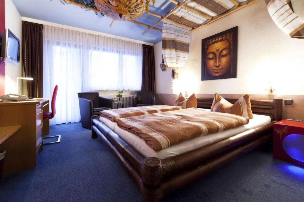 Photo of the whole room, Bed in Themen Hotel Terrassen Cafe