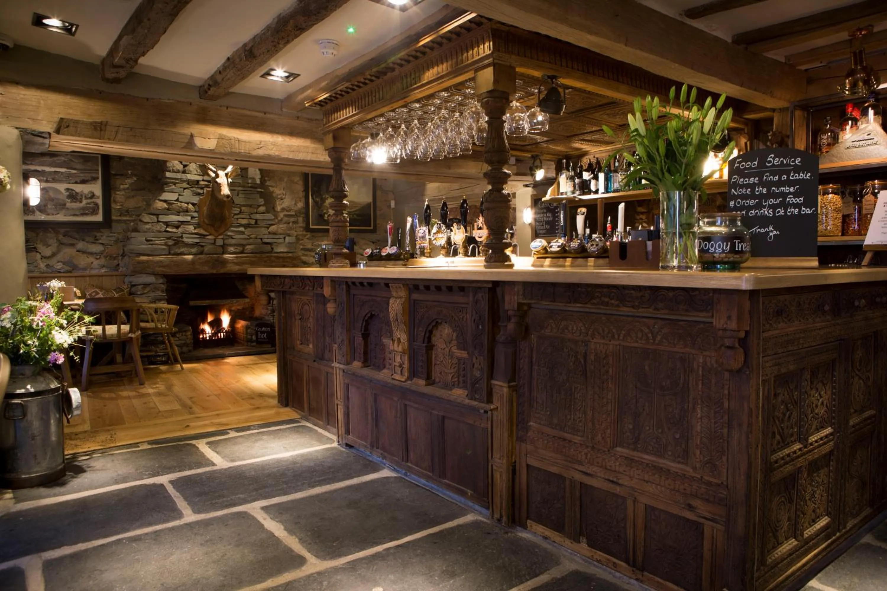 Restaurant/places to eat in The Queen's Head Hotel