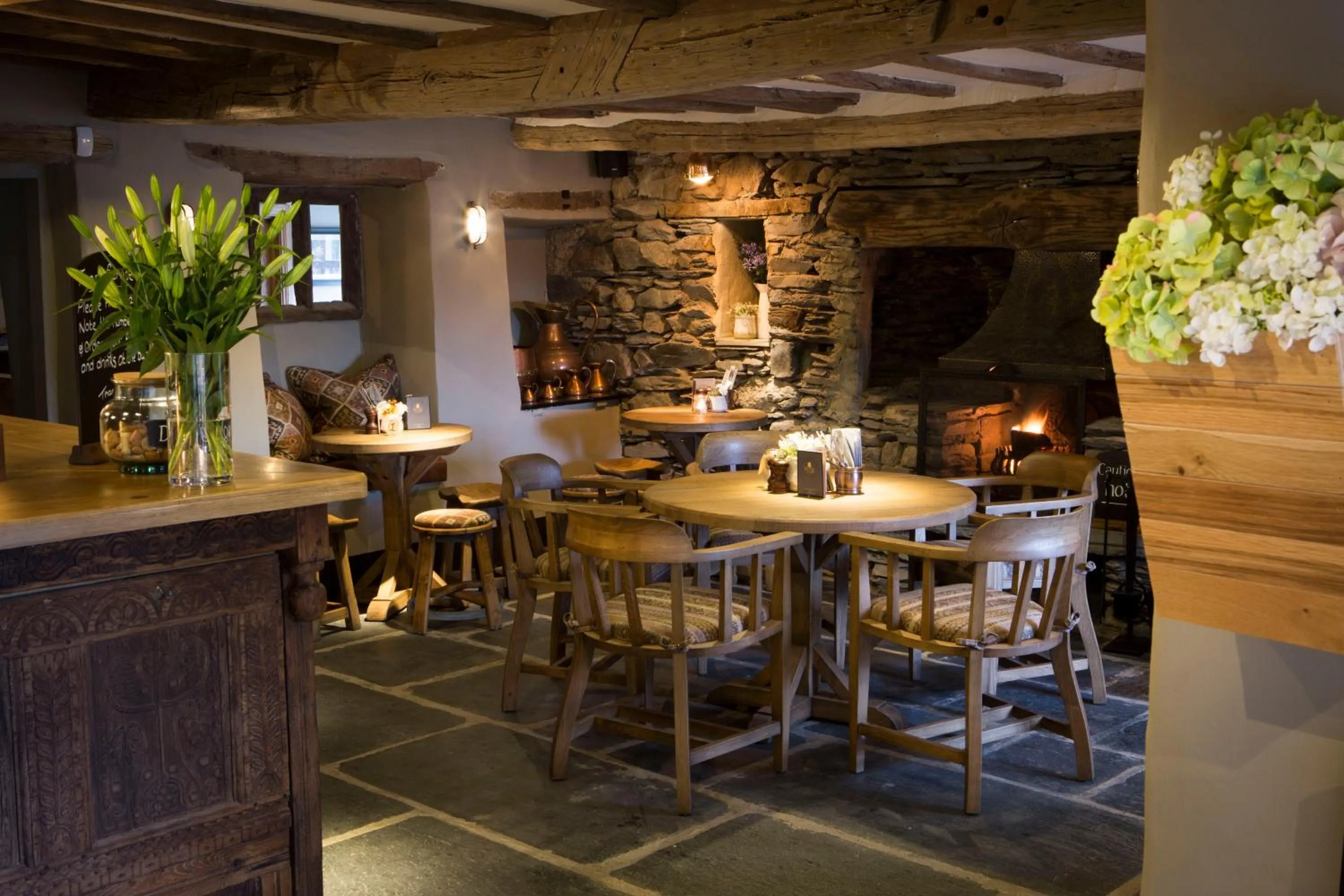 Restaurant/places to eat in The Queen's Head Hotel